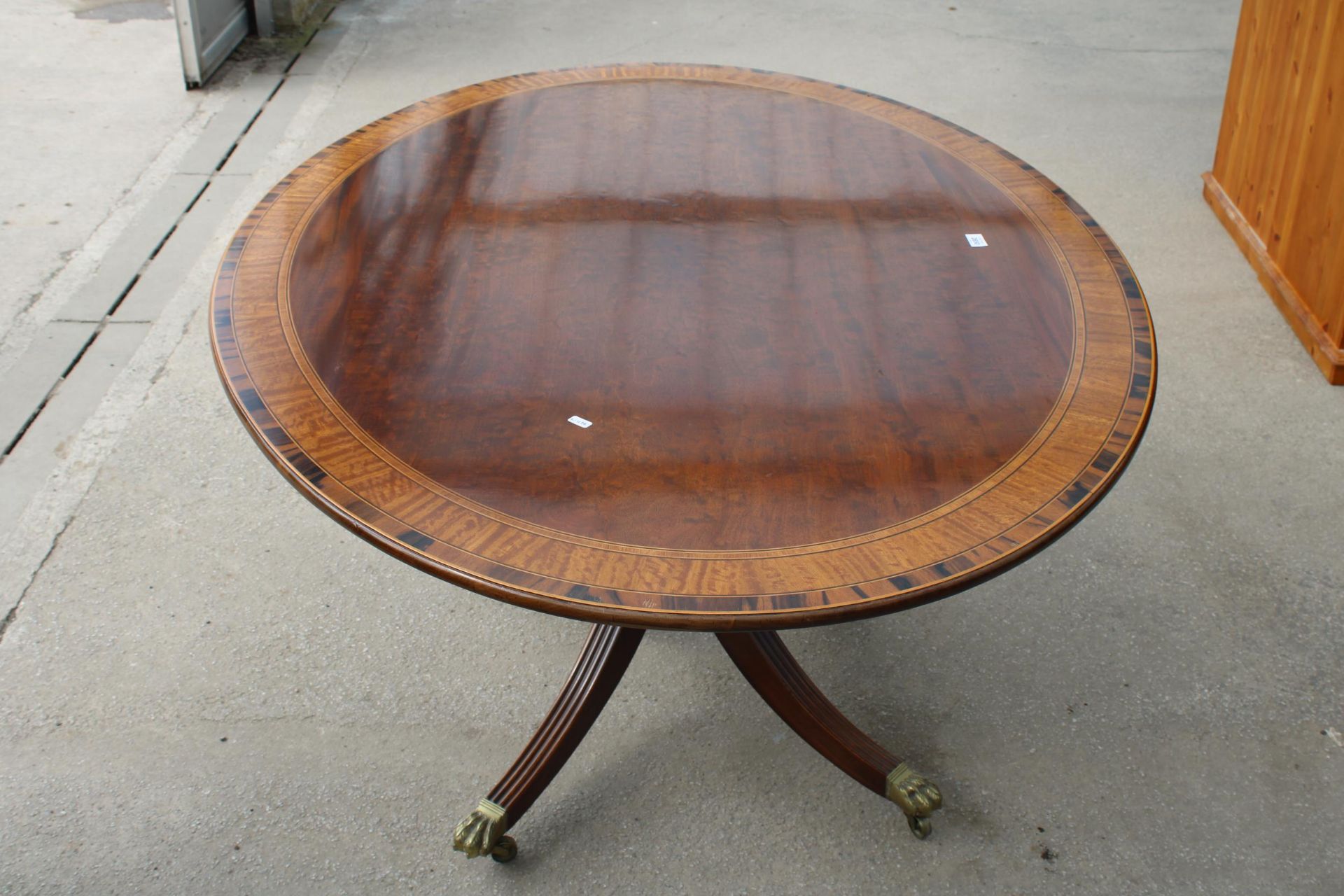 A REGENCY STYLE OVAL MAHOGANY MULTI-CROSSBANDED TILT TOP BREAKFAST TABLE, 61.5" X 45.5" - Image 5 of 8