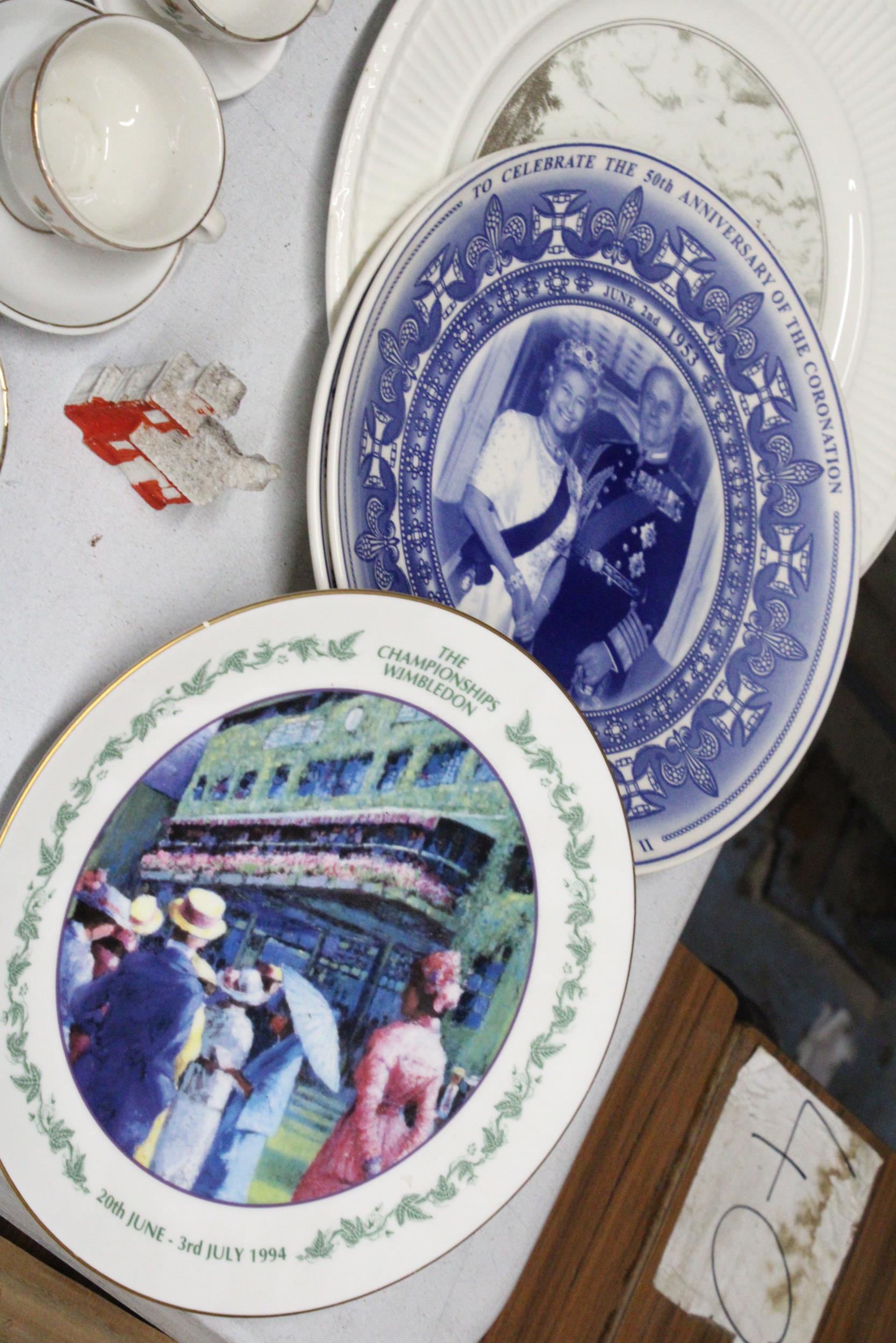 A MIXED LOT OF CERAMICS TO INCLUDE SPODE LARGE WARING AND GILLOW BOWLS, CABINET PLATES, SMALL CUPS - Image 2 of 5