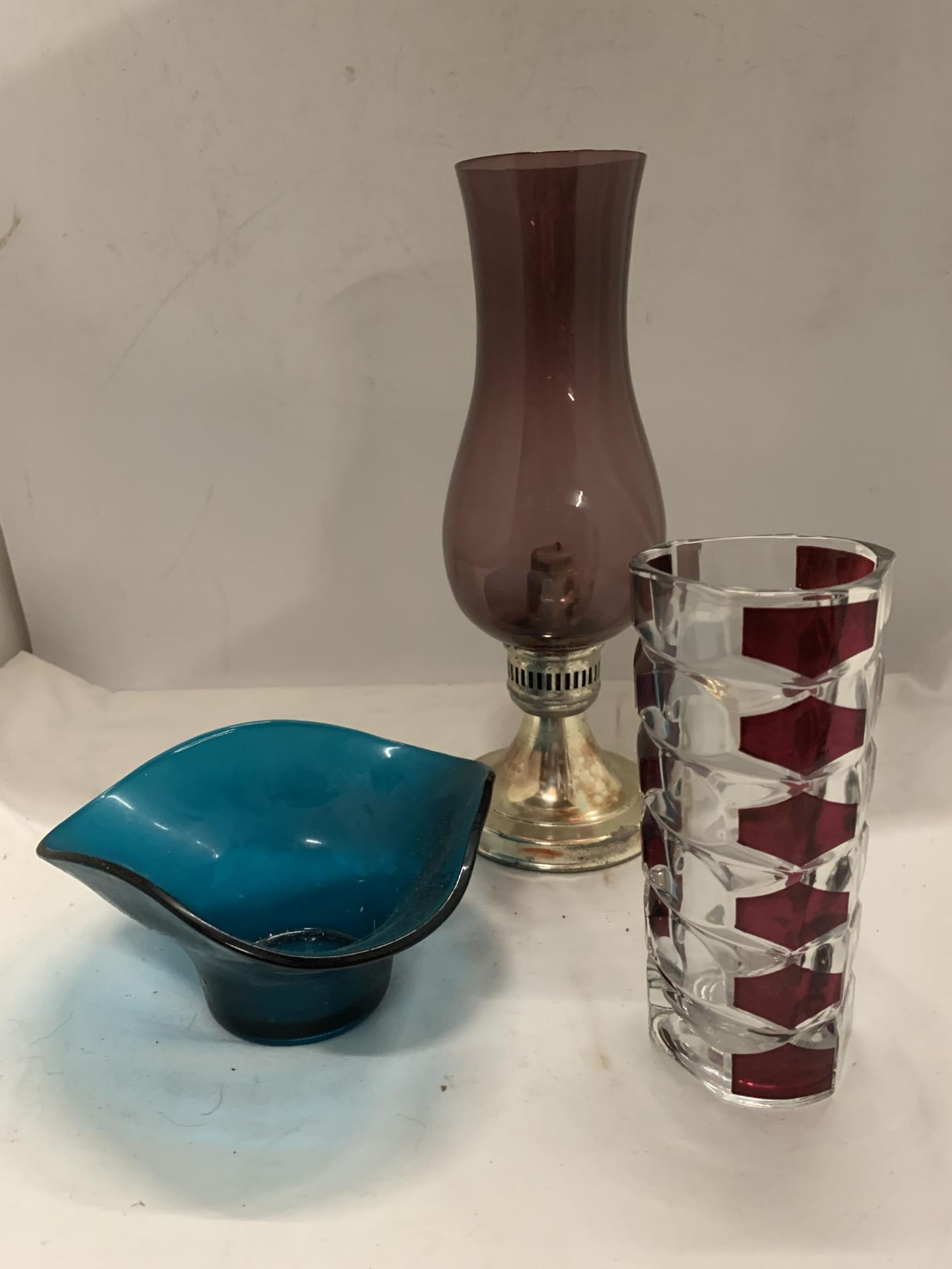 A MIXED LOT OF GLASSEWARE TO INCLUDE CANDLESTICKS, VASES, DESSERT BOWLS ETC - Image 2 of 4