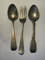 THREE HALLMARKED SILVER ITEMS TO INCLUDE TWO SPOONS AND A FORK