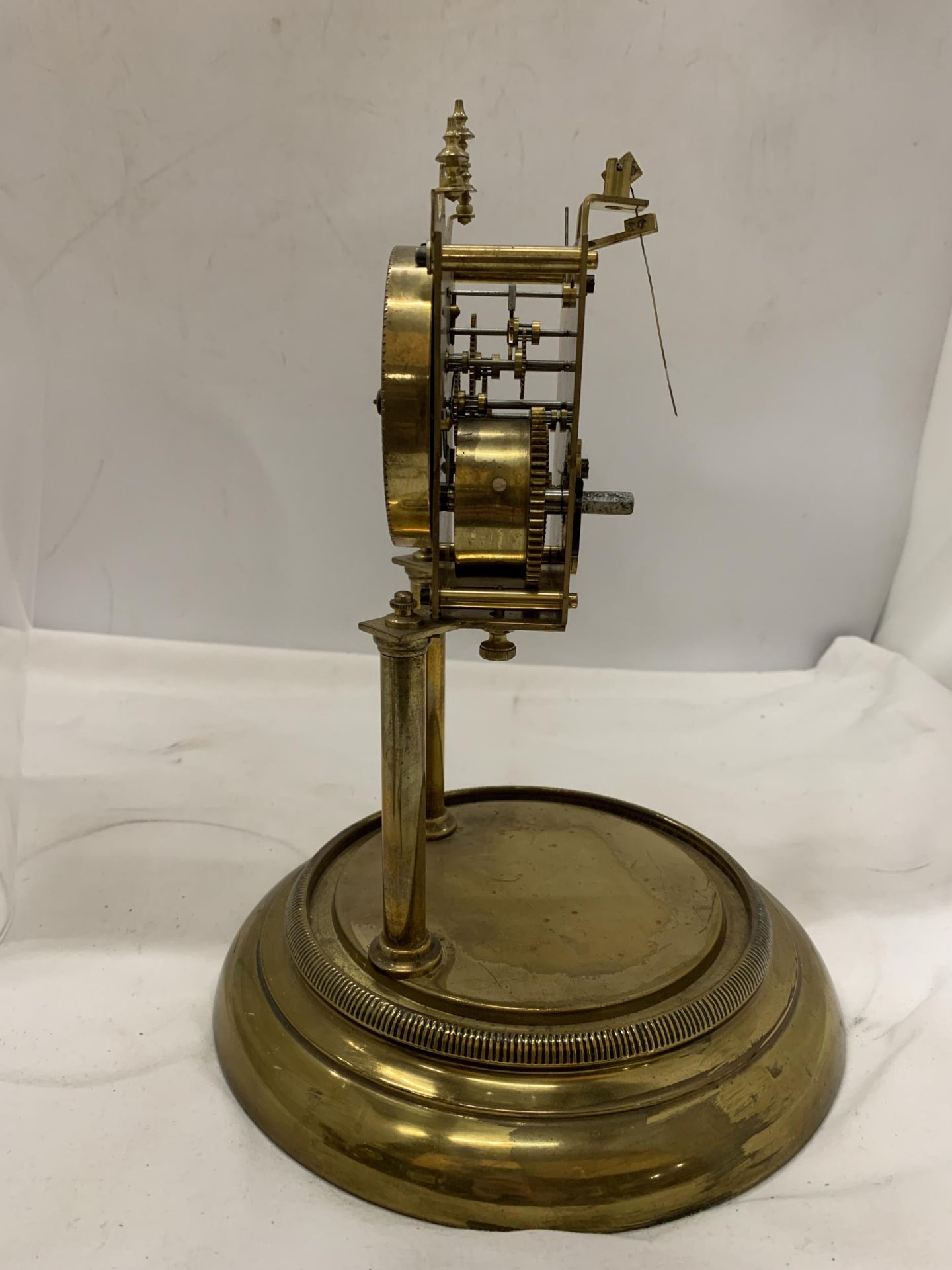 AN EARLY 20TH CENTURY ANNIVERSARY CLOCK WITH GLASS DOME - APPROXIMATELY 29CM - Image 5 of 8