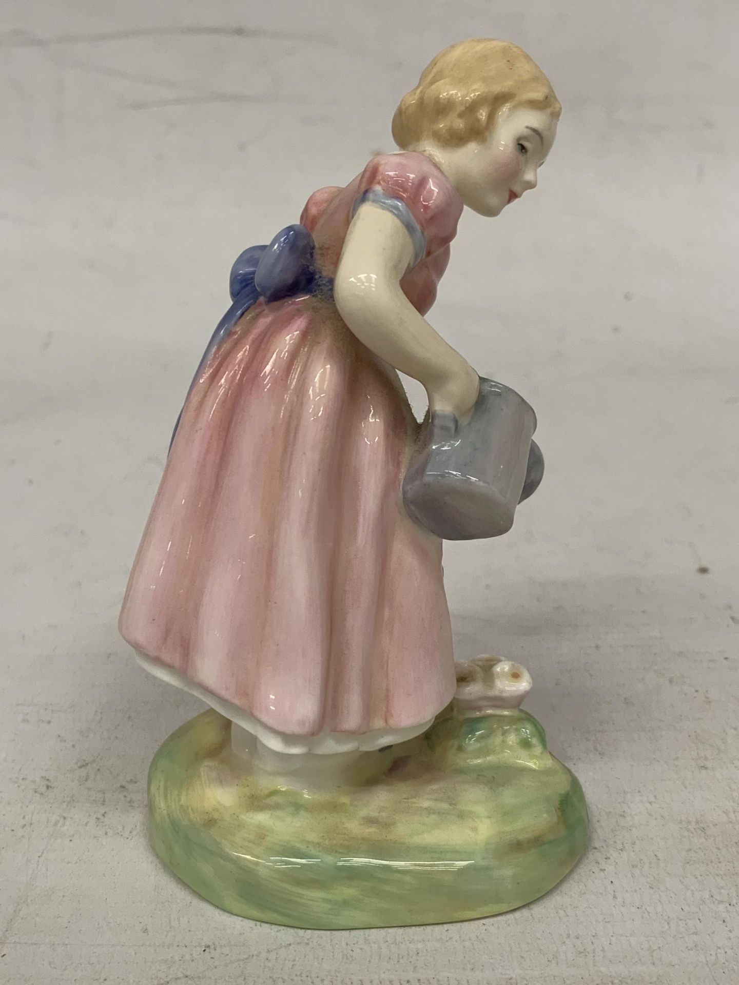A ROYAL DOULTON FIGURE "MARY MARY" HN 2044 - Image 2 of 4