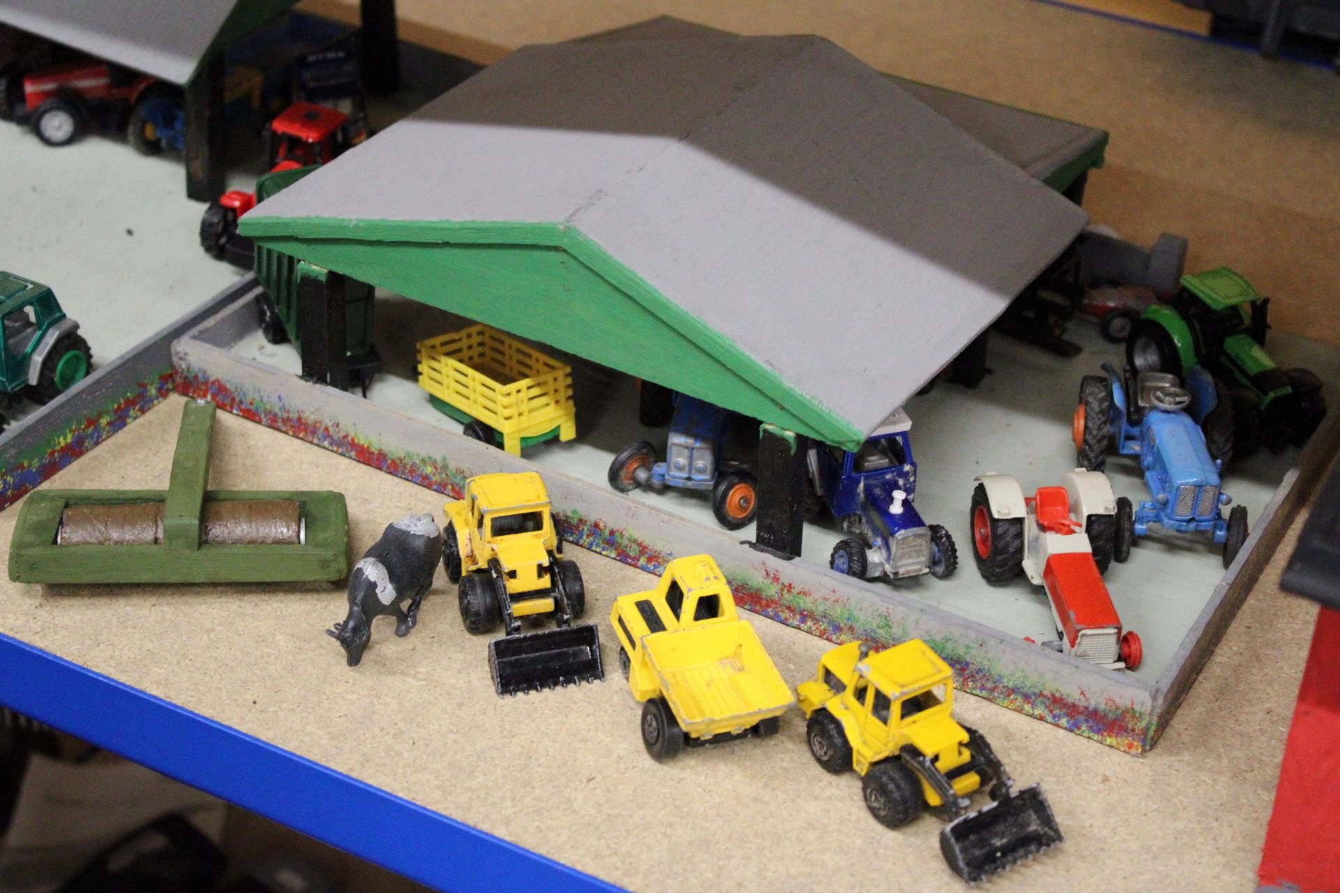 A SMALL FARM LAYOUT TO INCLUDE FARM RELATED VEHICLES ETC - Bild 3 aus 5