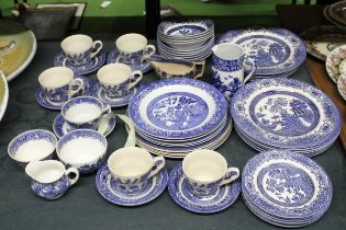 A QUANTITY OF BLUE AND WHITE WILLOW PATTERN DINNERWARE TO INCLUDE VARIOUS SIZES OF PLATES, BOWLS,