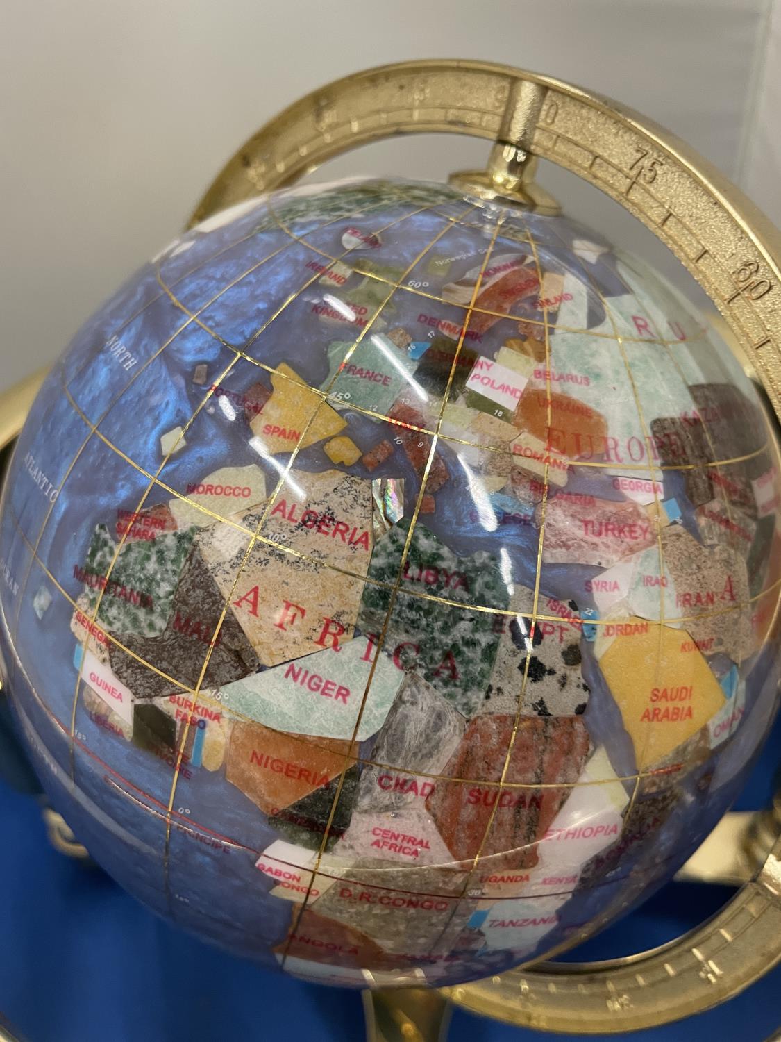 A GLOBE MADE UP OF SEMI PRECIOUS STONES ON A BRASS COLOURED BASE - Image 8 of 8