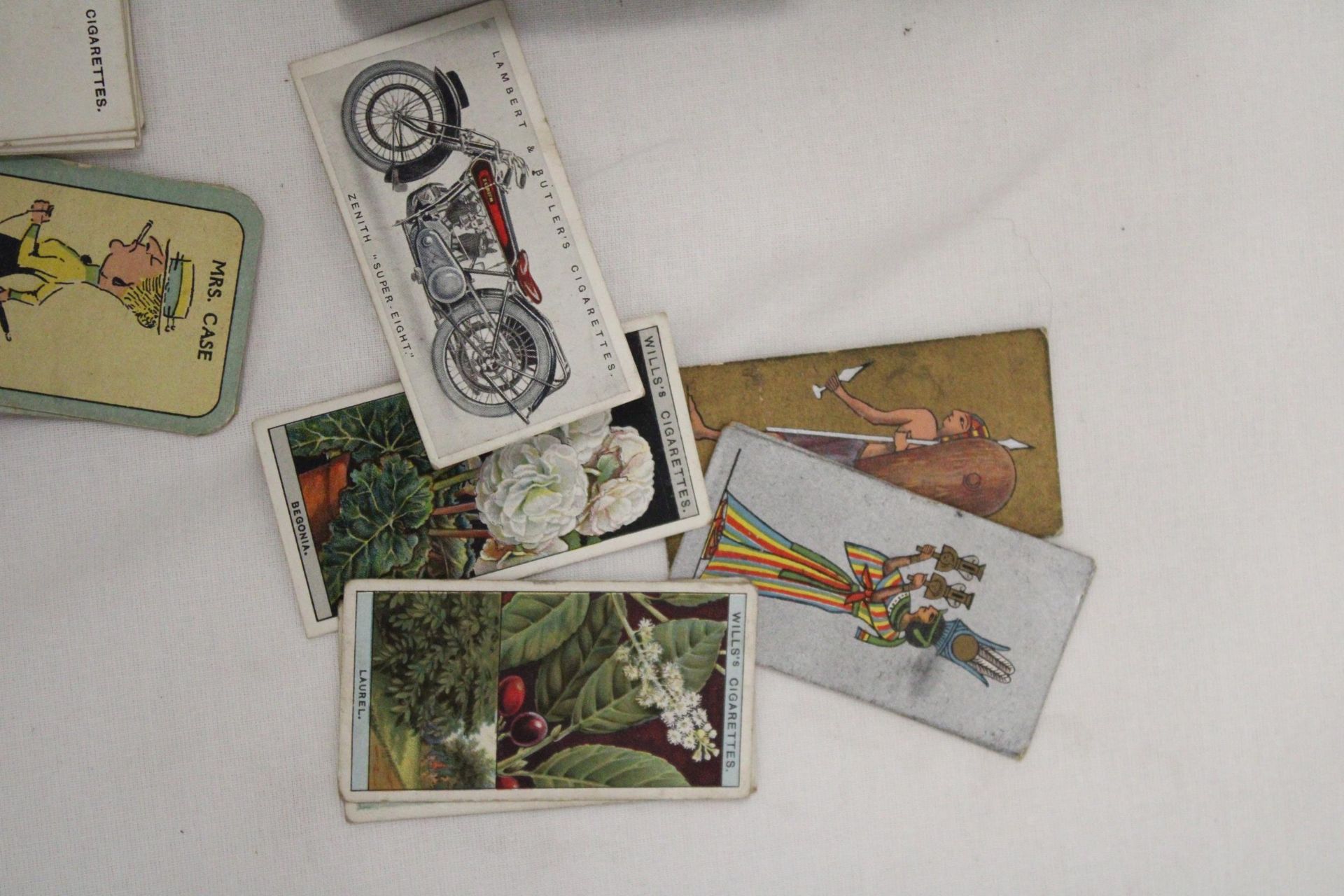 A VINTAGE CIGARETTE TIN CONTAINING CIGARETTE CARDS - Image 4 of 5