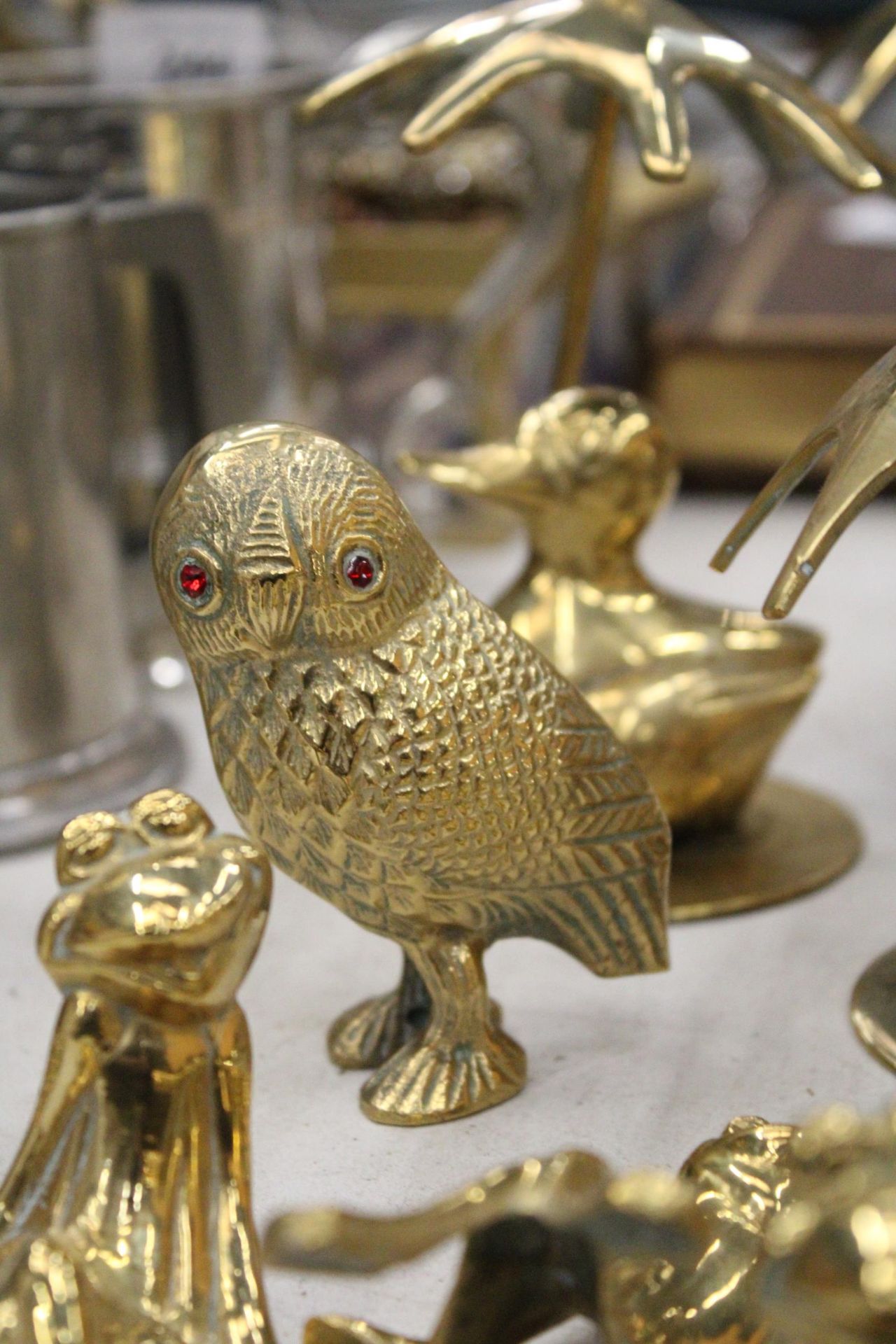 A MIXED LOT OF ANIMAL ORNAMENT BRASSWARE TO INCLUDE FROGS, DUCKS AND OWL - Image 2 of 7