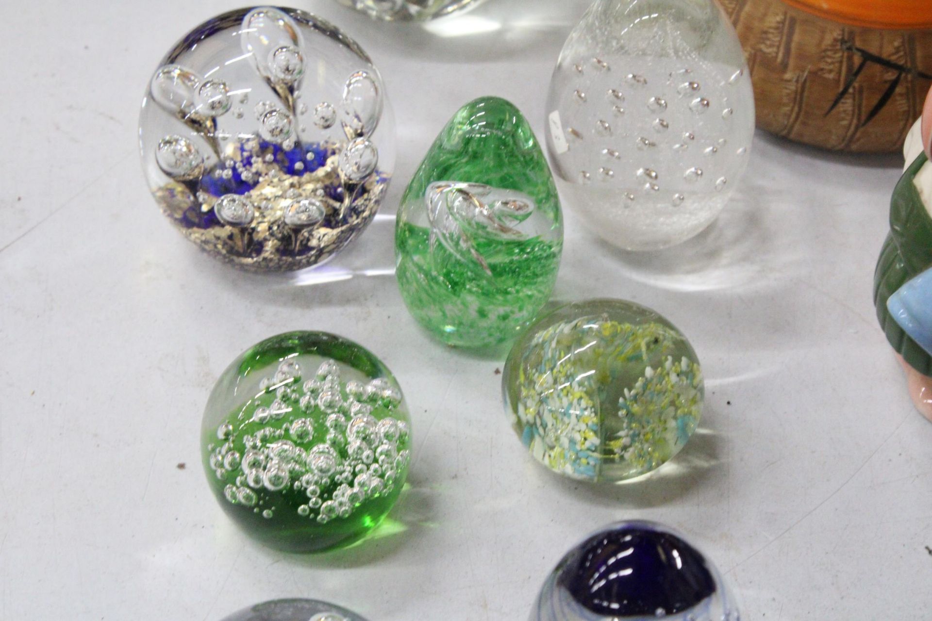 A COLLECTION OF 10 GLASS PAPERWEIGHTS TO INCLUDE CONTROLLED BUBBLES, ETC - Image 3 of 5