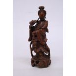 A CHINESE CARVED ROOTWOOD FIGURE OF A GEISHA GIRL, HEIGHT 19.5 CM