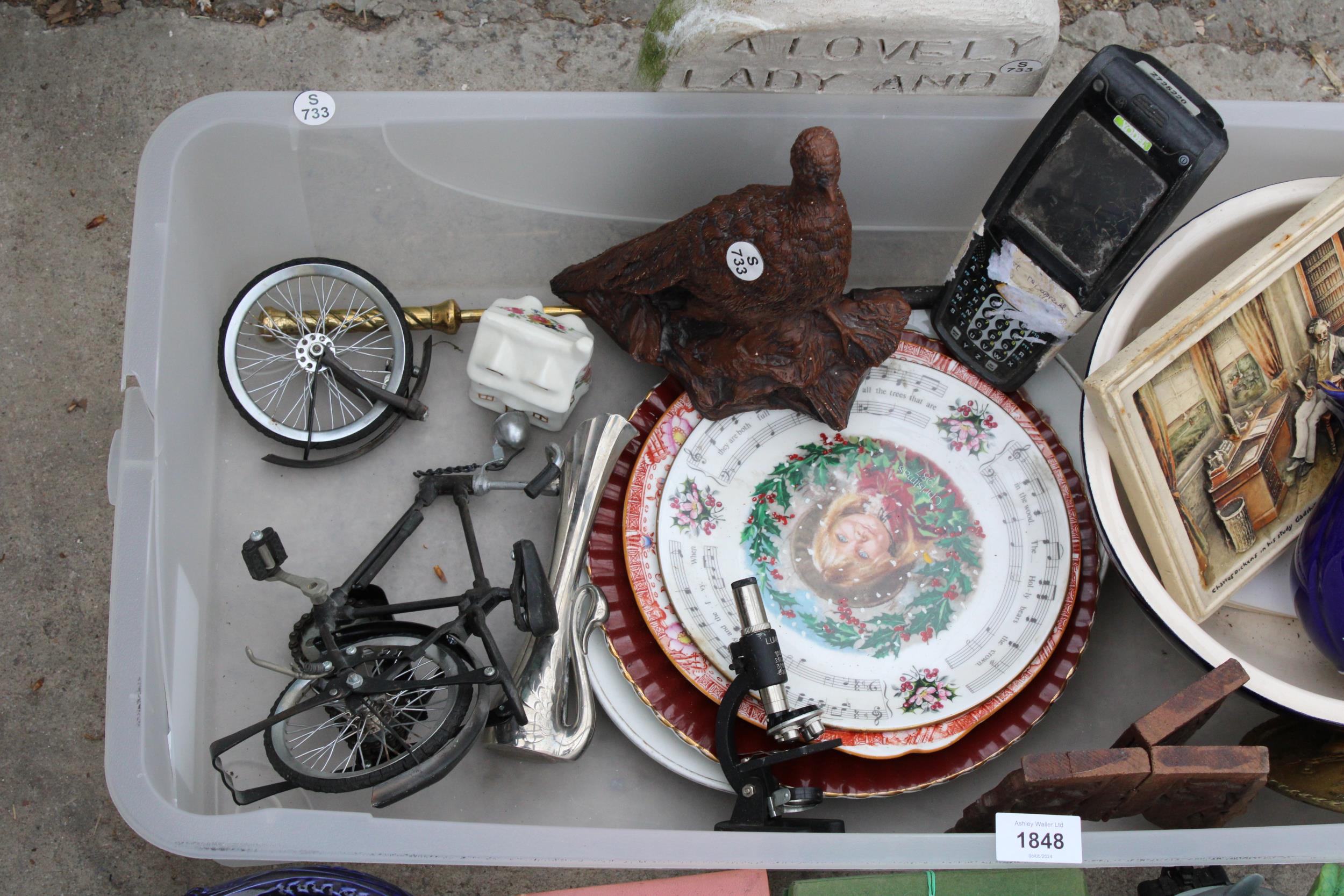 AN ASSORTMENT OF HOUSEHOLD ITEMS TO INCLUDE CERAMICS, A GARDEN PLAQUE AND A MODEL BIKE ETC - Bild 3 aus 3