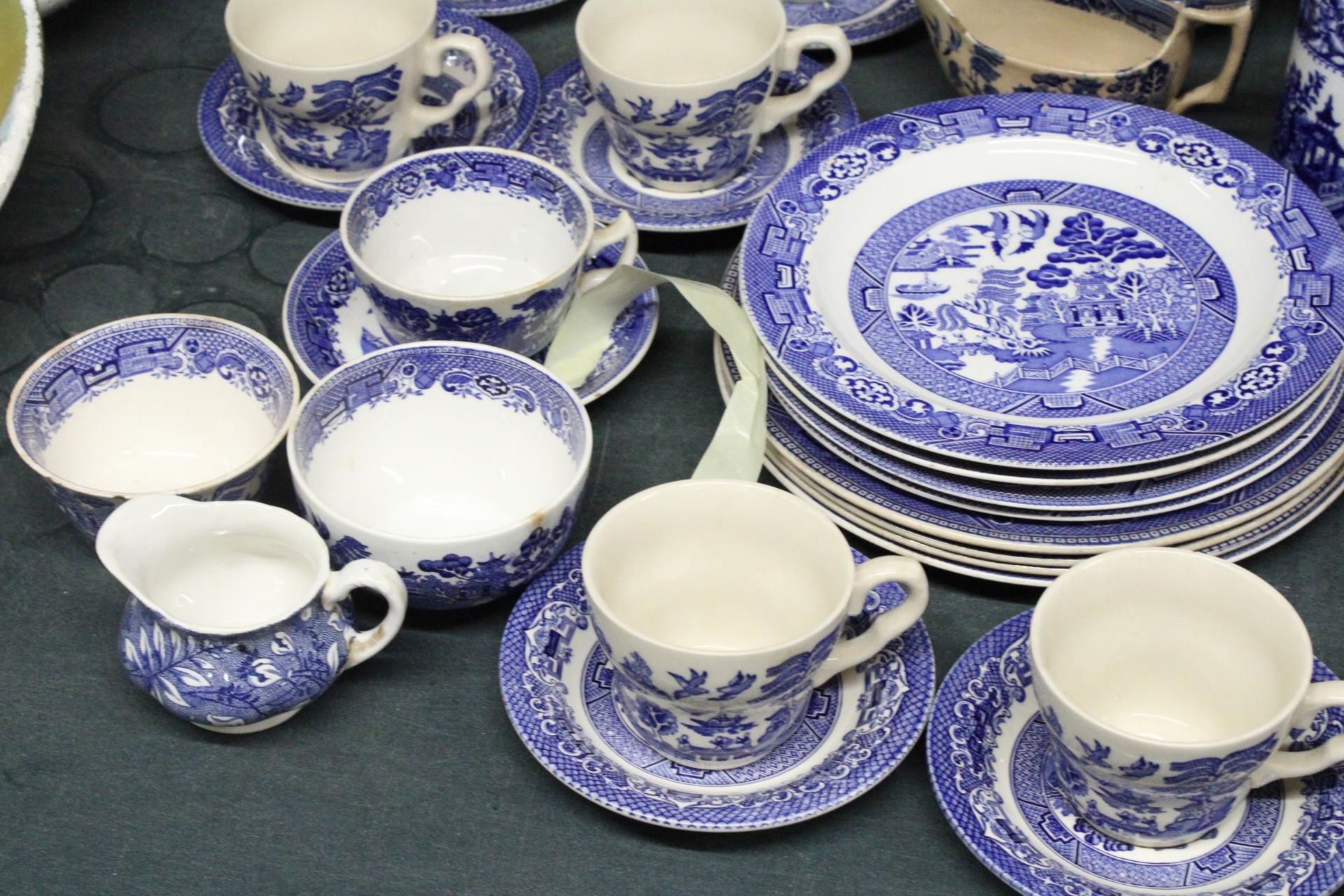 A QUANTITY OF BLUE AND WHITE WILLOW PATTERN DINNERWARE TO INCLUDE VARIOUS SIZES OF PLATES, BOWLS, - Image 5 of 6