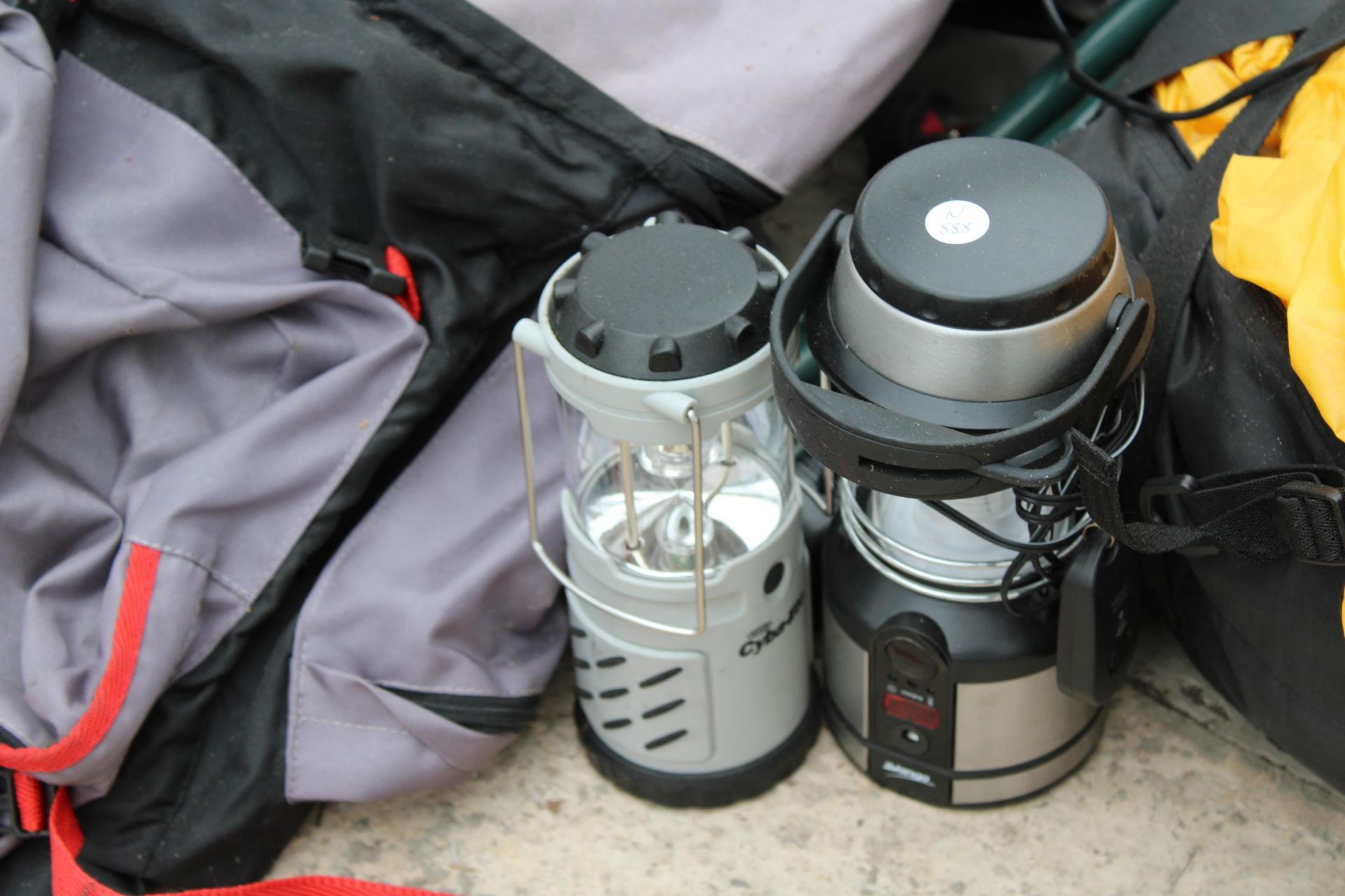 AN ASSORTMENT OF CAMPING ITEMS TO INCLUDE A TENT, MESS TINS, LIGHTS AND FOLDING CHAIRS - Bild 2 aus 3