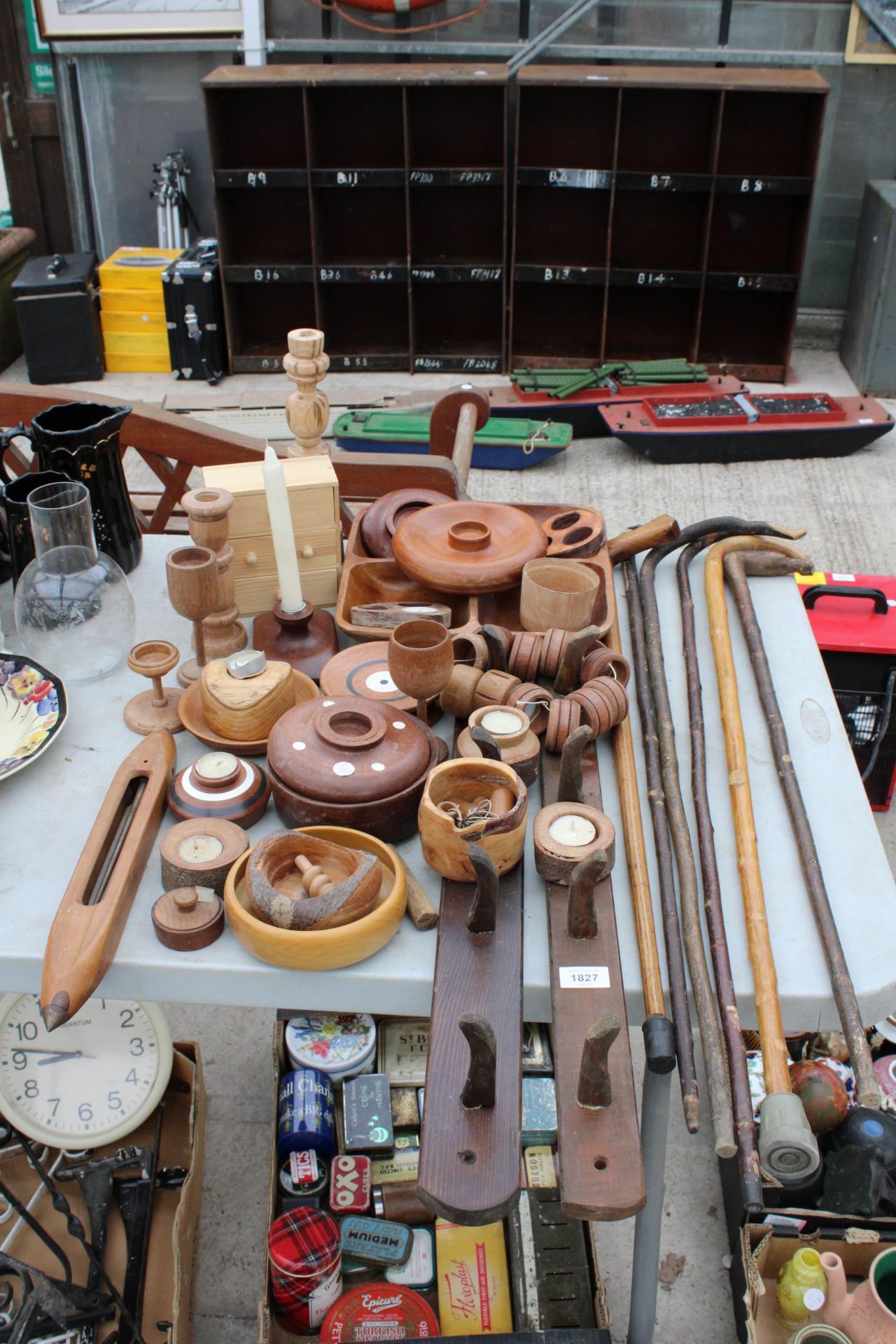 AN ASSORTMENT OF TREEN ITEMS TO INCLUDE WALKING STICKS, NAPKIN RINGS AND CANDLESTICKS ETC