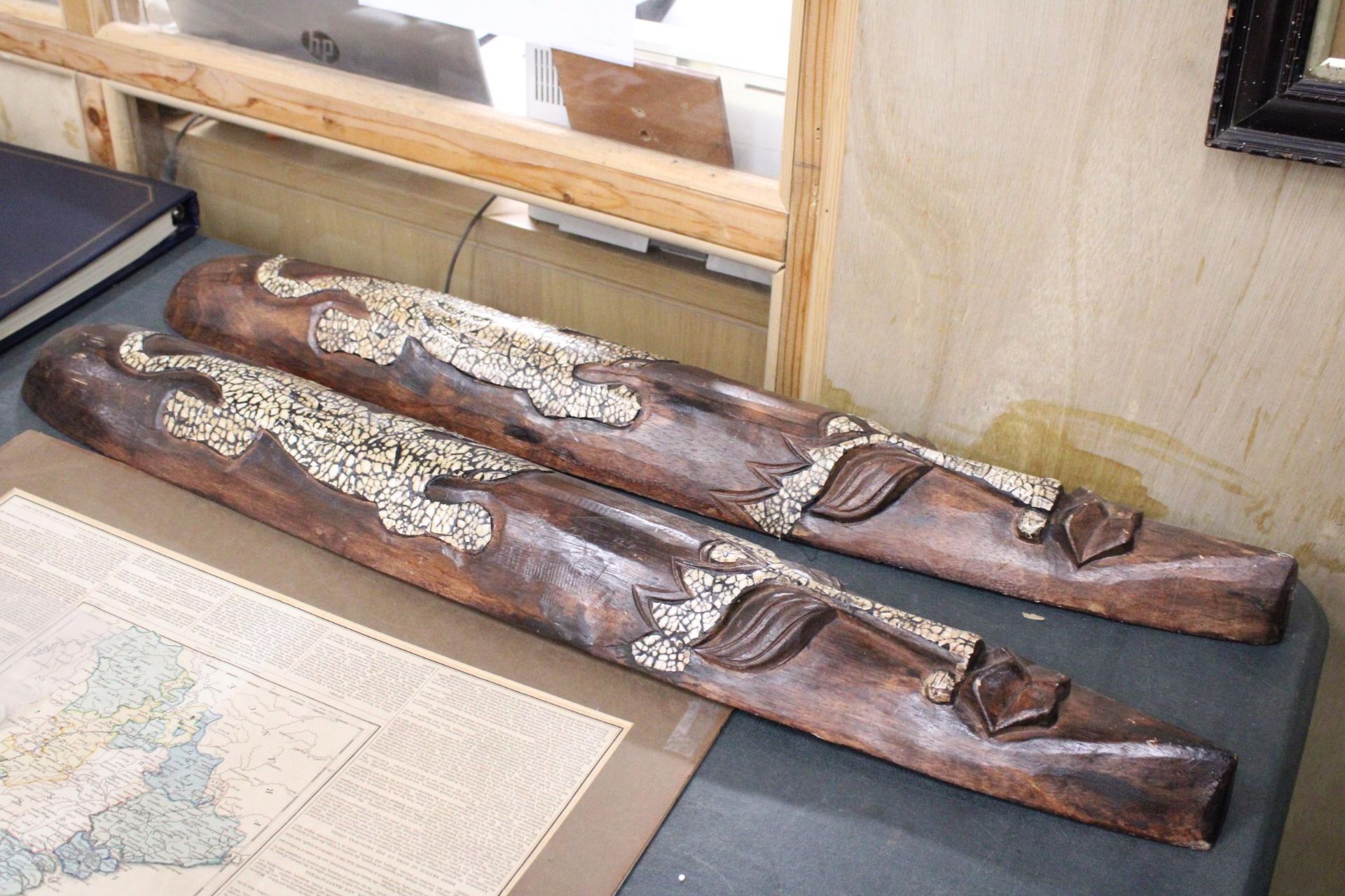 A PAIR OF INDONESIAN HANDCARVED LONG FACED MASKS, LENGTH I METRE - Bild 3 aus 5