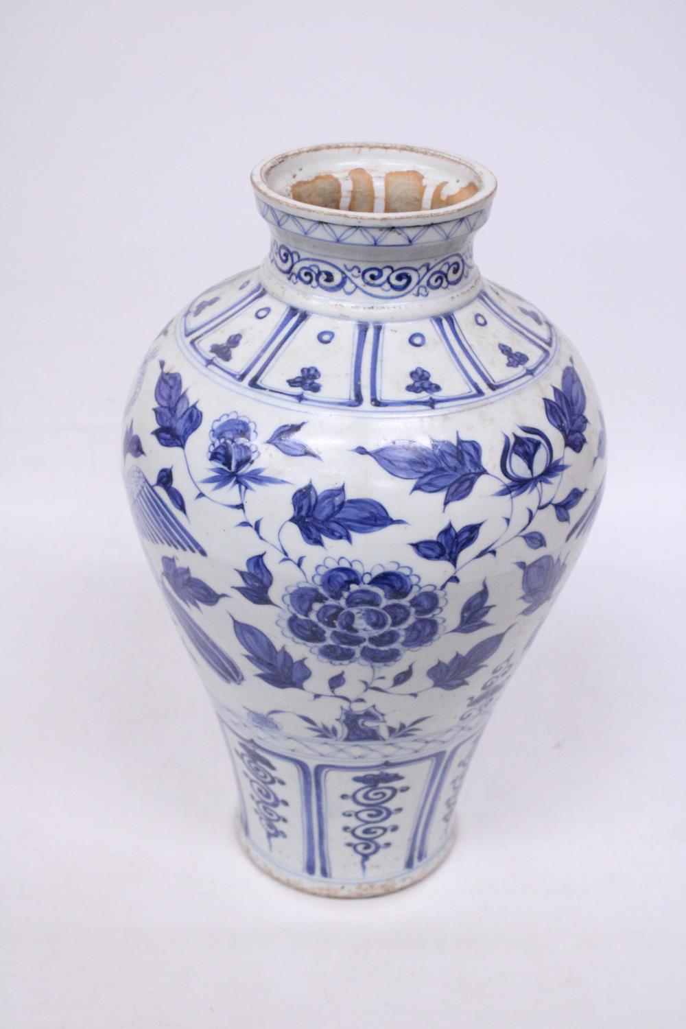 A LARGE CHINESE MING STYLE BLUE AND WHITE POTTERY MEIPING VASE DECORATED WITH CRANES IN FLIGHT - - Image 5 of 5