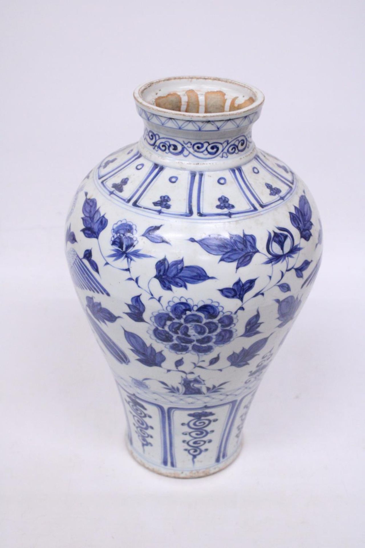 A LARGE CHINESE MING STYLE BLUE AND WHITE POTTERY MEIPING VASE DECORATED WITH CRANES IN FLIGHT - - Image 5 of 5