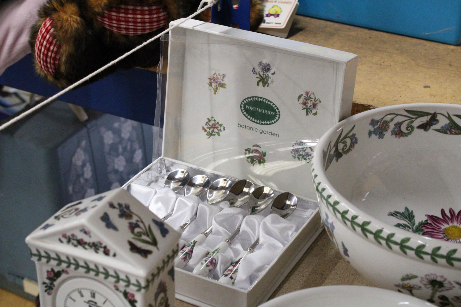 A QUANTITY OF PORTMERION TO INCLUDE BOTANIC GARDEN BOXED SPOONS, CLOCK, LARGE BOWL, VASE, ETC., - Image 3 of 7