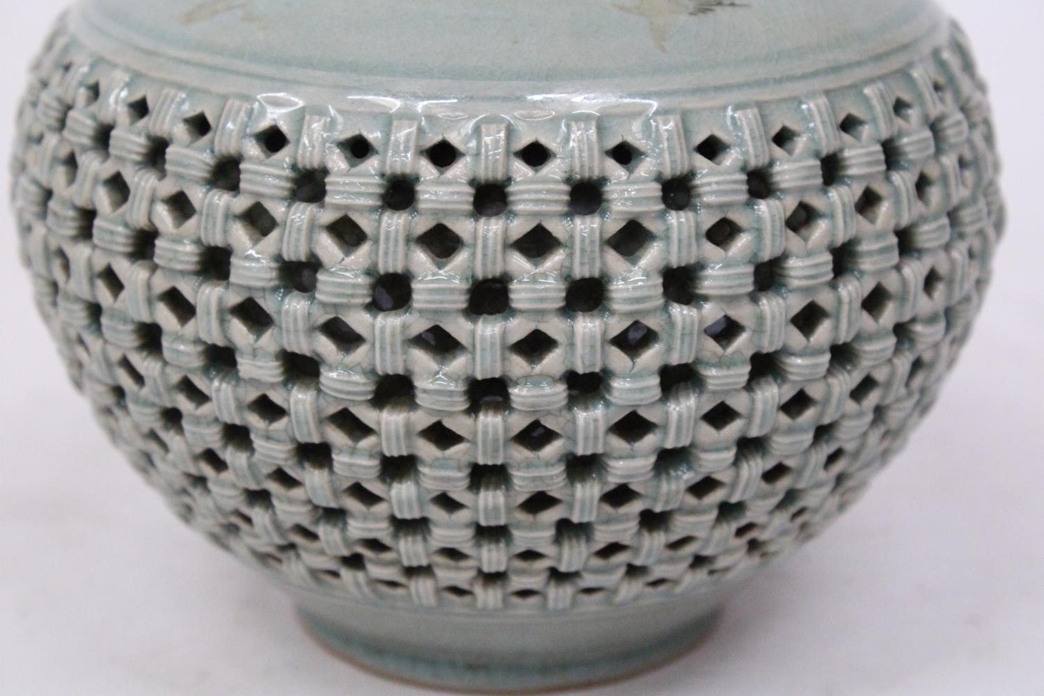 A MID 20TH CENTURY CHINESE KOREAN EXPORT RETICULATED POT / VASE, SIGNED, HEIGHT 15 CM - Image 3 of 6