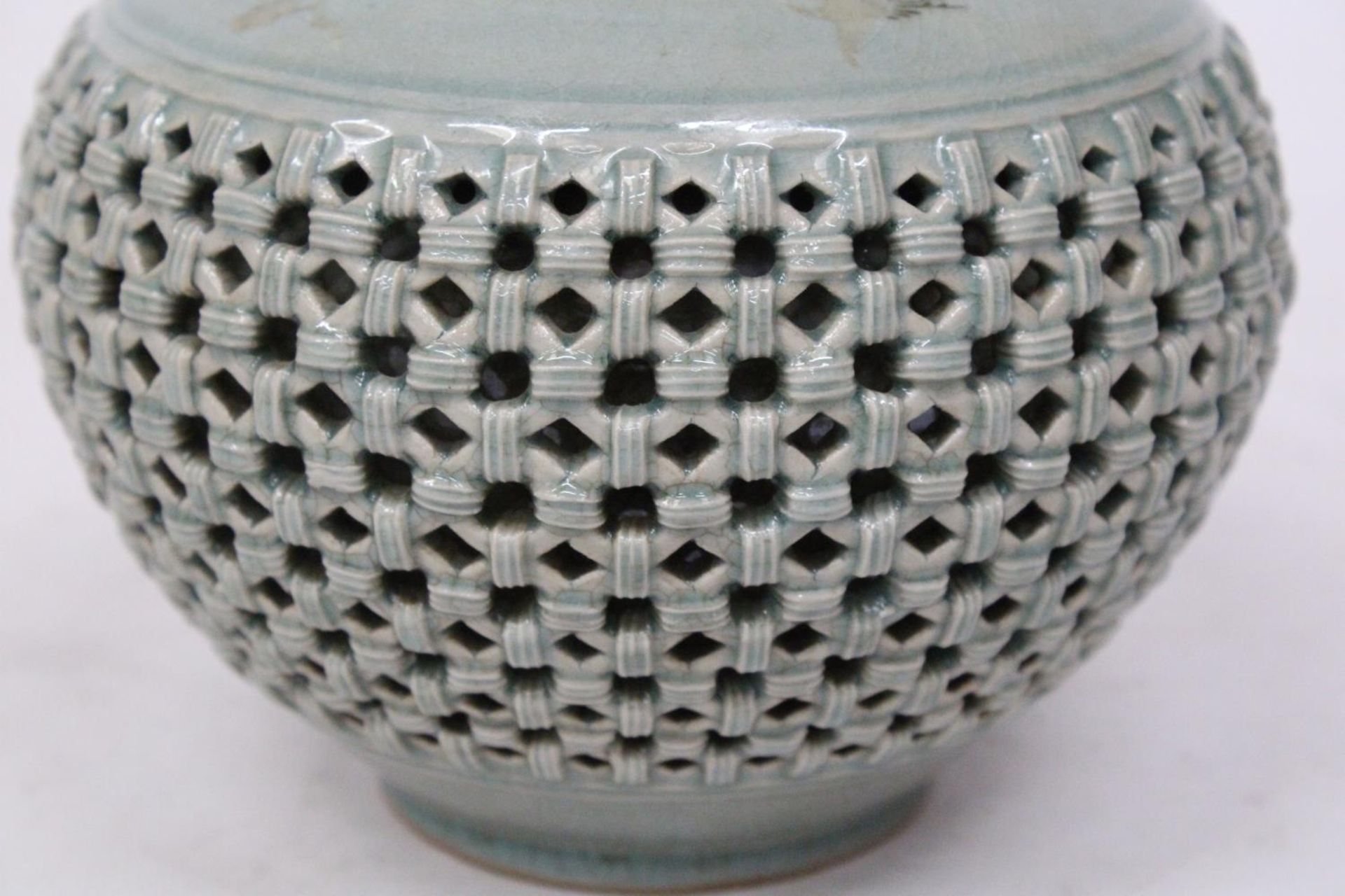 A MID 20TH CENTURY CHINESE KOREAN EXPORT RETICULATED POT / VASE, SIGNED, HEIGHT 15 CM - Bild 3 aus 6