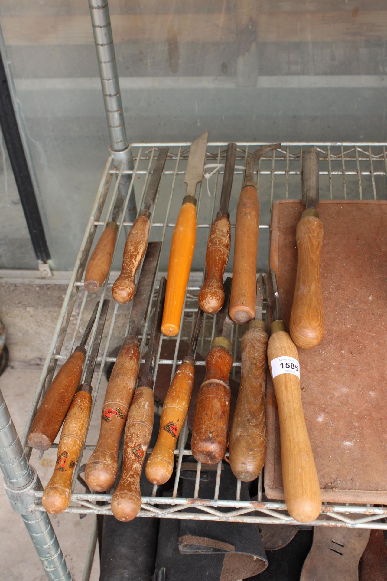 AN ASSORTMENT OF FOURTEEN WOODEN HANDLED LATHE TOOLS AND CHISELS