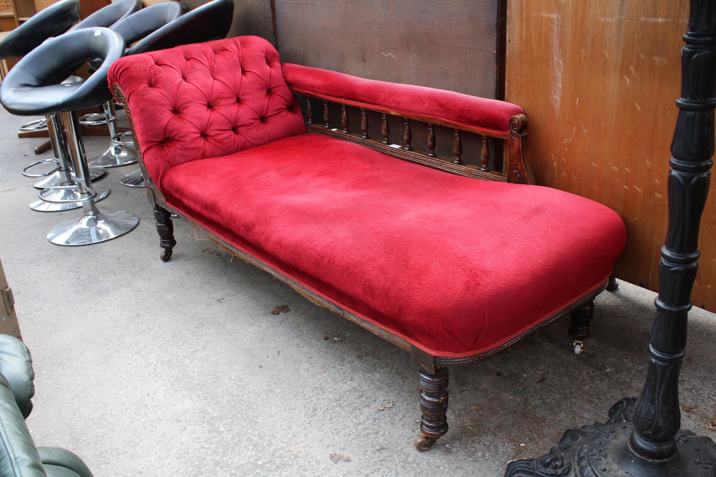 AN EDWARDIAN CHAISE LONGUE ON TURNED LEGS - Image 2 of 2