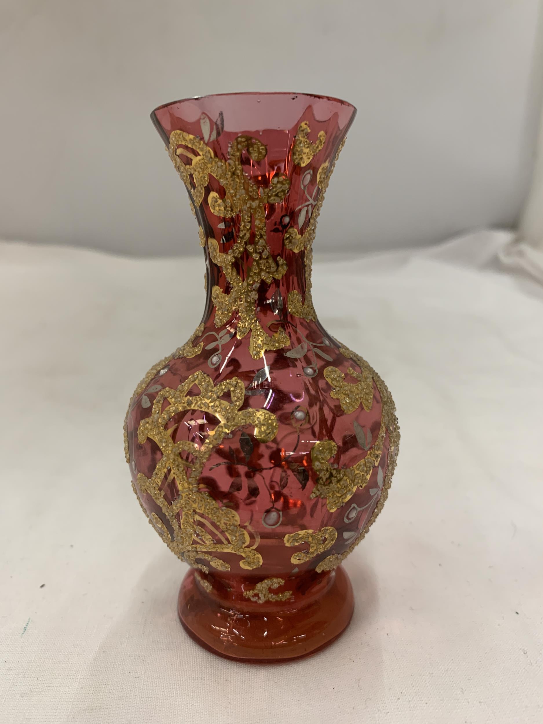 A STOURBRIDGE, RED, GILT GLASS VASE, HEIGHT 11.5CM - Image 3 of 5