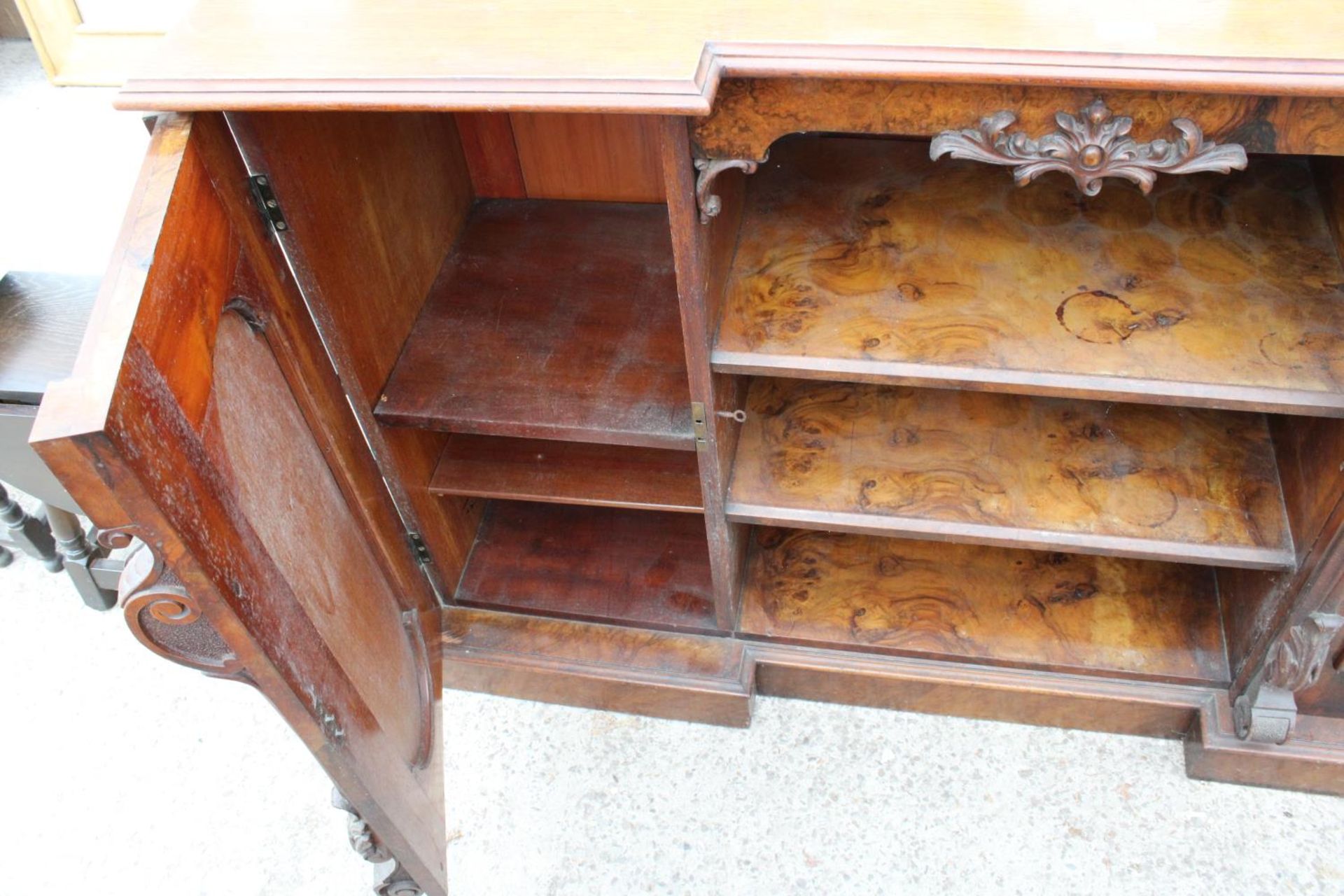 A VICTORIAN MAHOGANY AND WALNUT BREAKFRONT SIDEBOARD ENCLOSING TWO CUPBOARDS 59" WIDE - Image 5 of 7