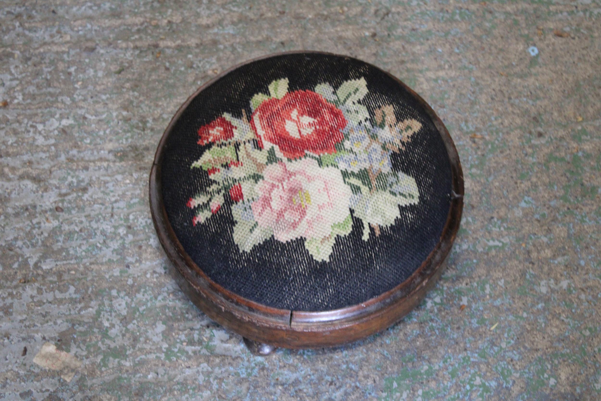 A VICTORIAN MAHOGANY FOOTSTOOL WITH TAPESTRY TOP - Image 4 of 4