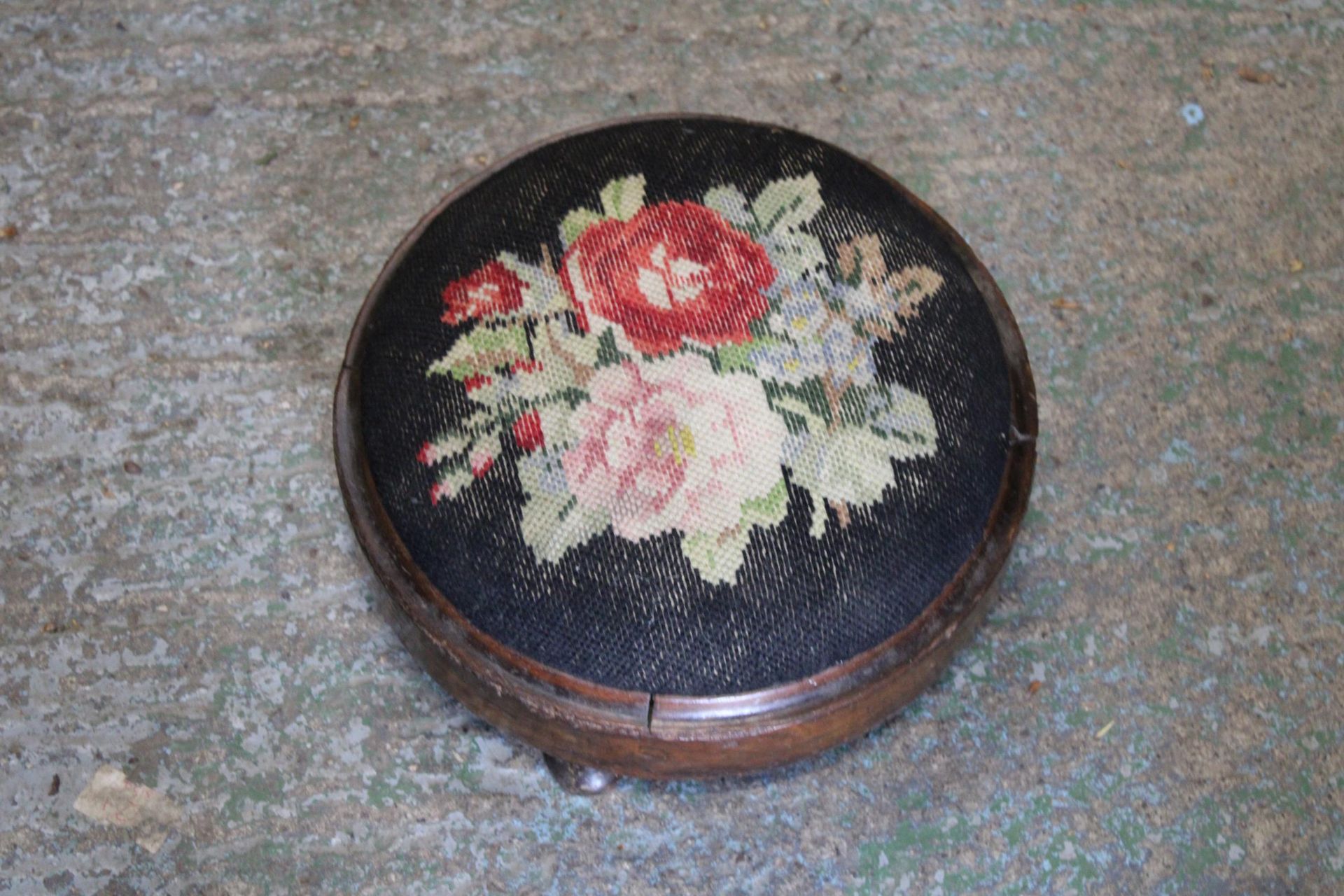 A VICTORIAN MAHOGANY FOOTSTOOL WITH TAPESTRY TOP - Image 4 of 4