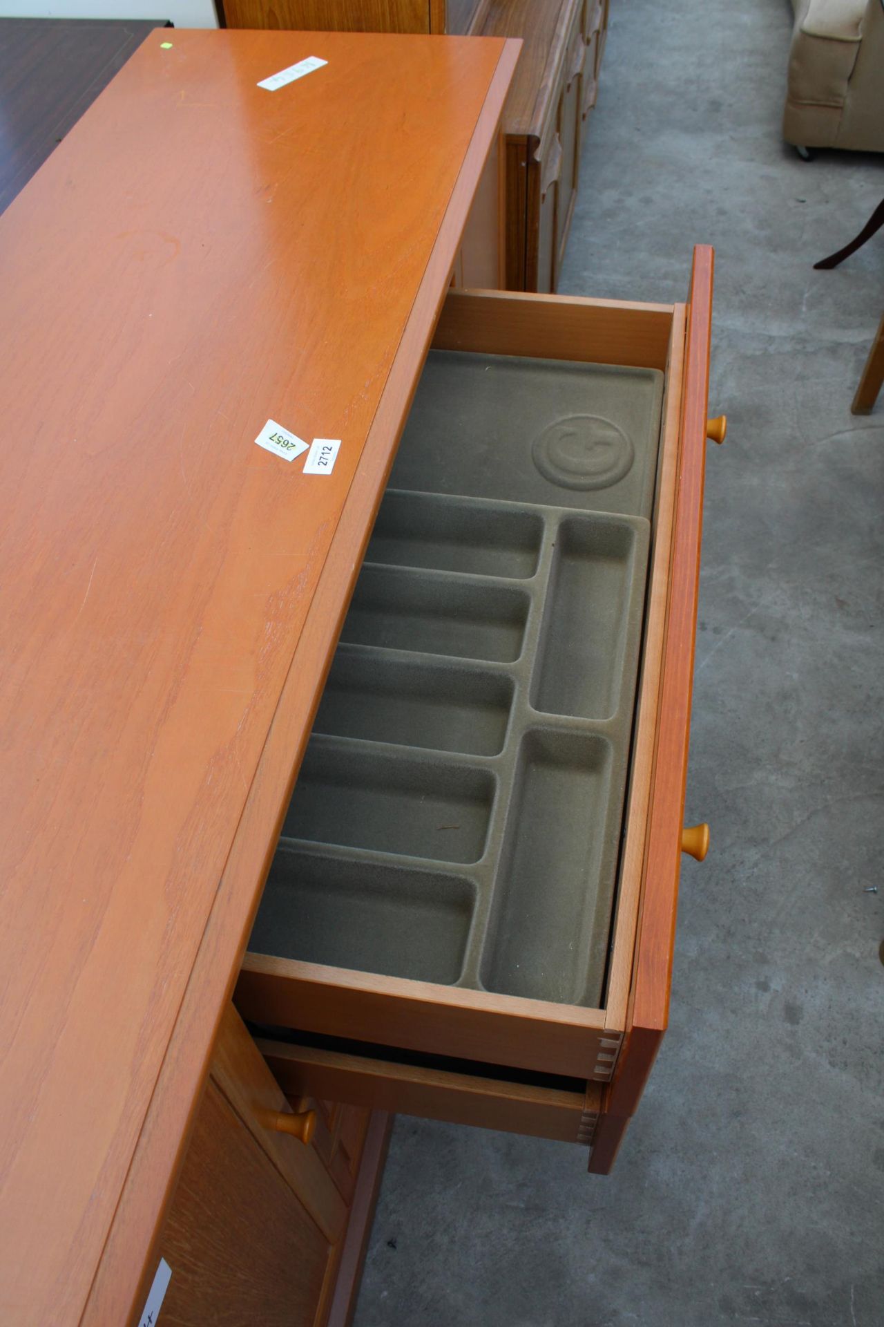 A MODERN G PLAN SIDEBOARD ENCLOSING FOUR DRAWERS AND TWO CUPBOARDS, 61" WIDE - Image 4 of 6