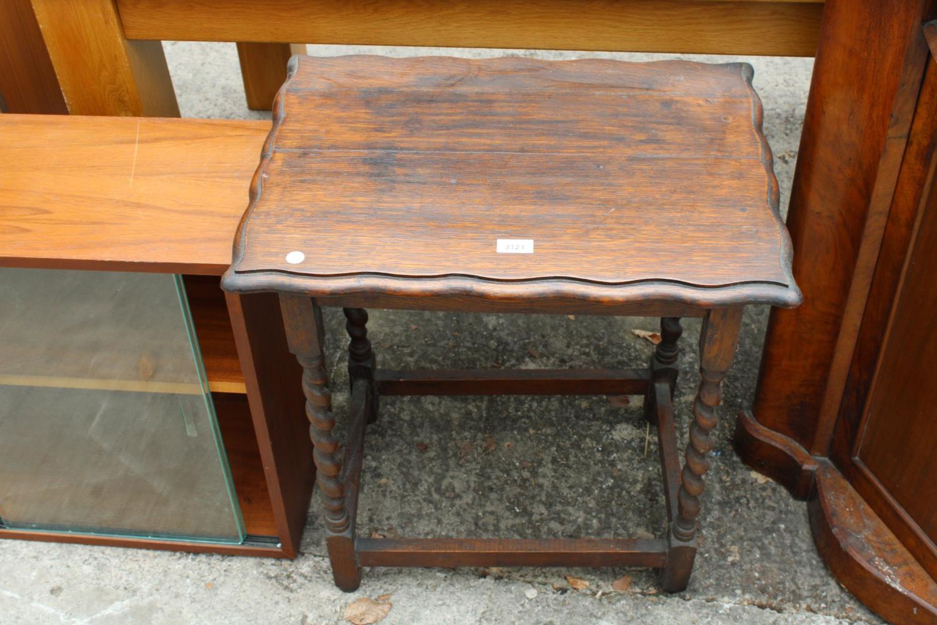 AN EARLY 20TH CENTURY OAK OCCASIONAL TABLE ON BARLEY TWIST LEGS 23" X 17"