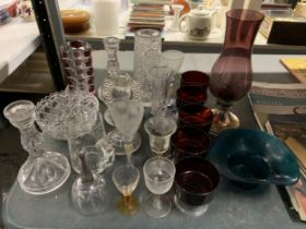 A MIXED LOT OF GLASSEWARE TO INCLUDE CANDLESTICKS, VASES, DESSERT BOWLS ETC
