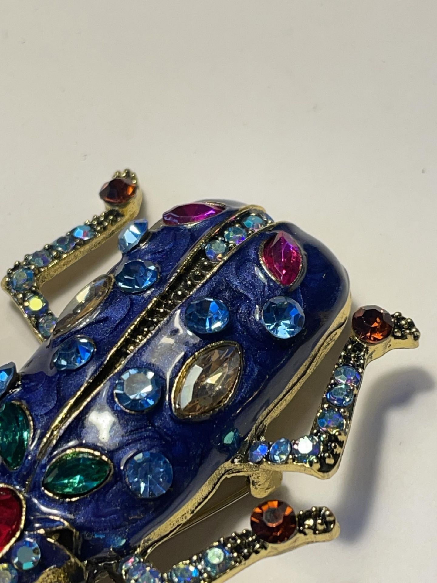 A VINTAGE BEETLE BROOCH WITH COLOURED STONES IN A PRESENTATION BOX - Bild 4 aus 4