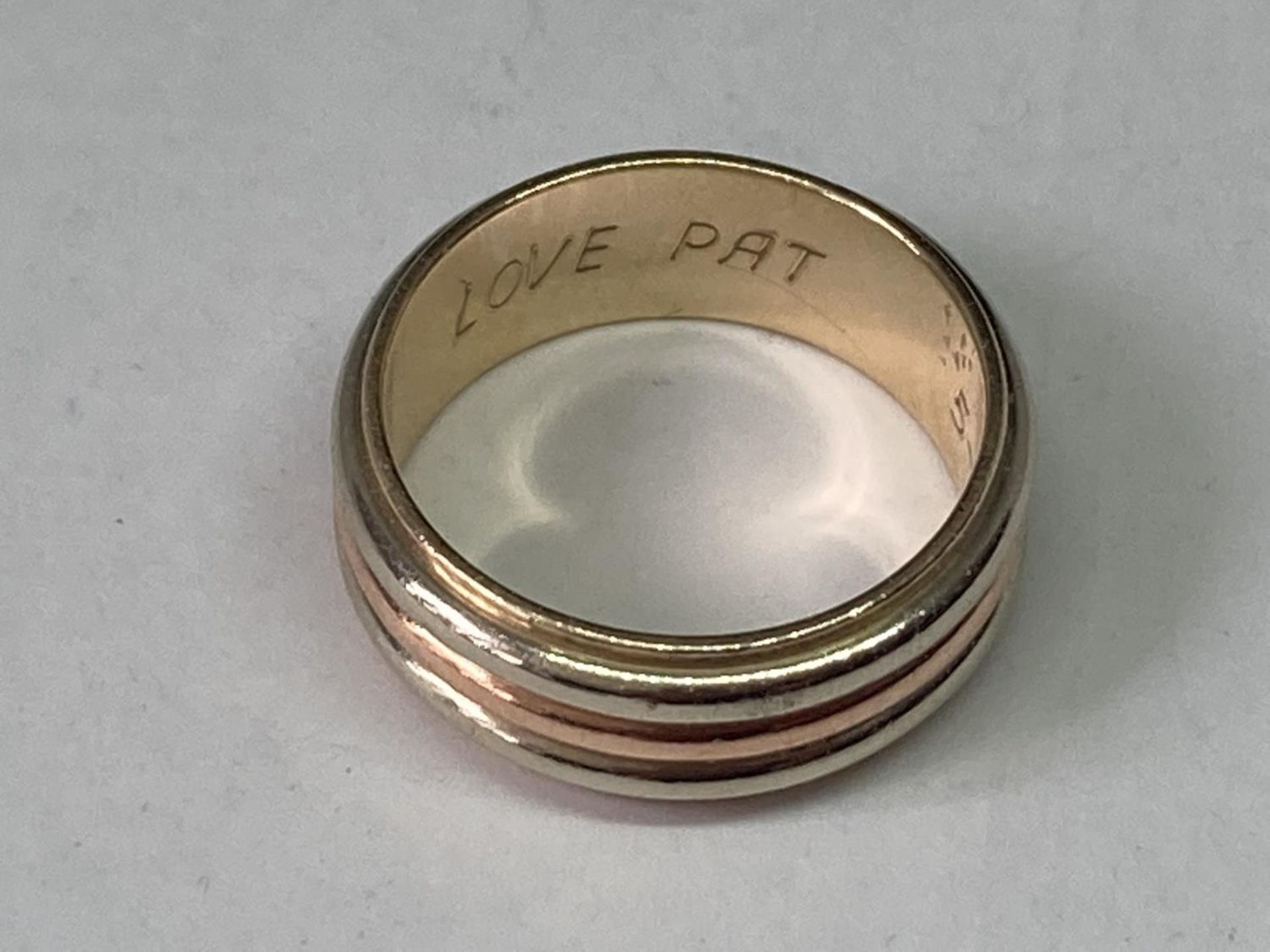 A TESTED TO 9 CARAT THREE COLOUR GOLD RING ENGRAVED INSIDE GROSS WEIGHT 7.99 GRAMS - Image 6 of 6