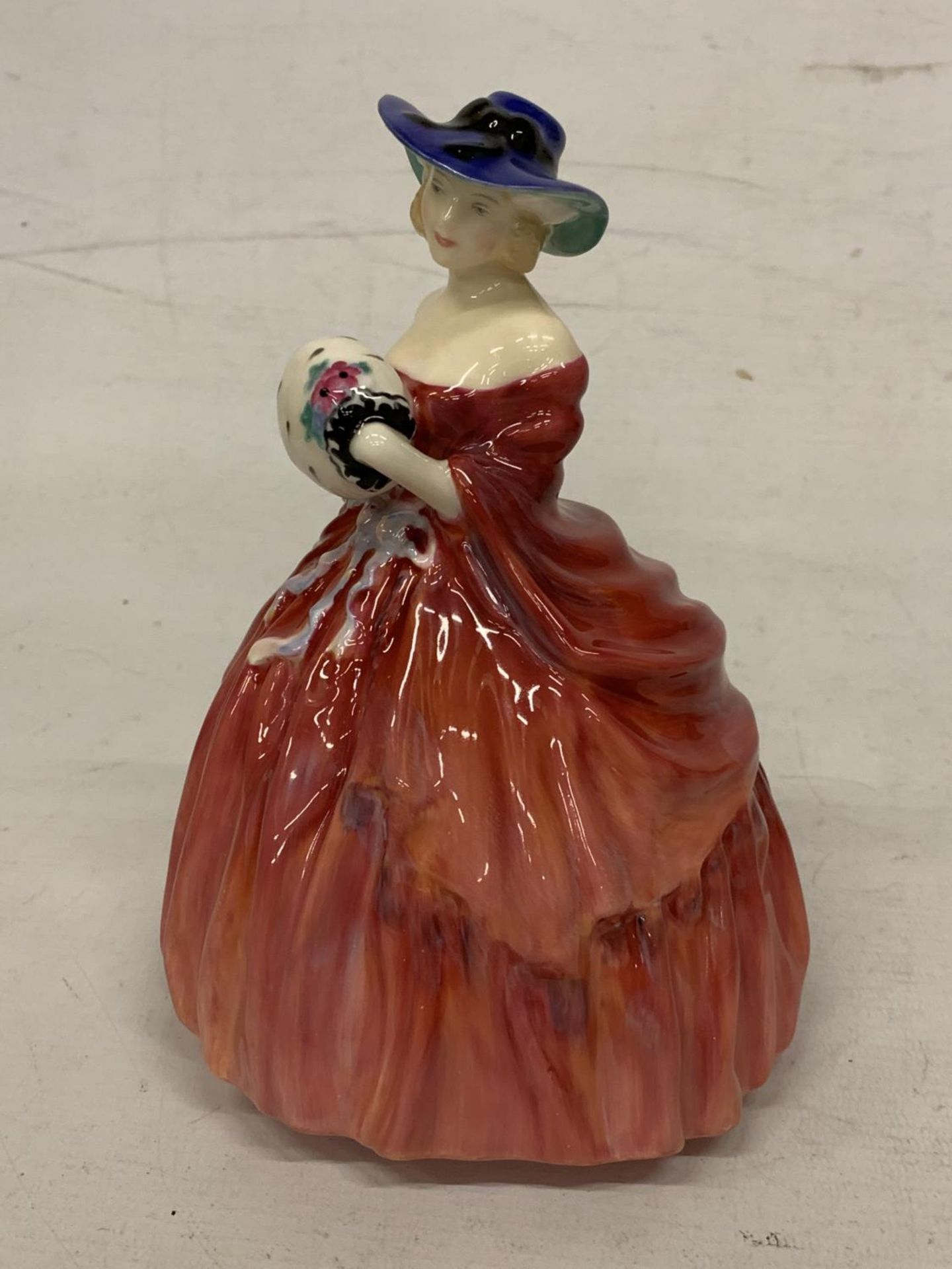 A ROYAL DOULTON FIGURINE "GENEVIEVE" HN 1962 - Image 4 of 5