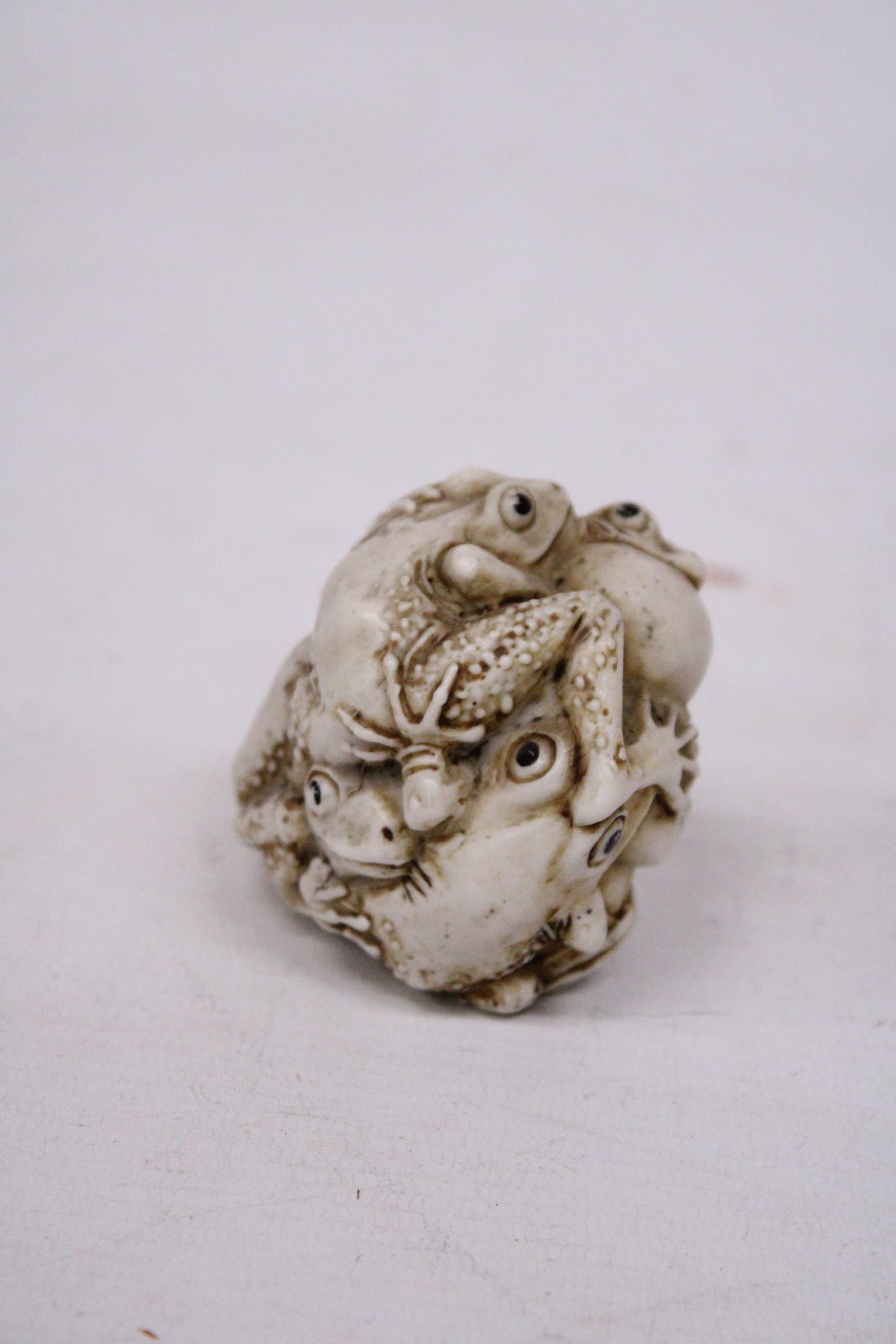 A HAND CARVED ORIENTAL FROG ORNAMENT - Image 2 of 6