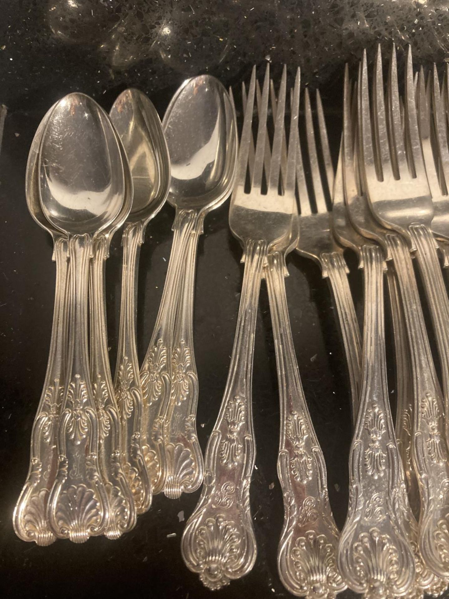 A LARGE QUANTITY OF HALLMARKED SILVER FLATWARE TO INCLUDE FORKS, SPOONS ETC GROSS WEIGHT 2976 GRAMS - Bild 2 aus 6