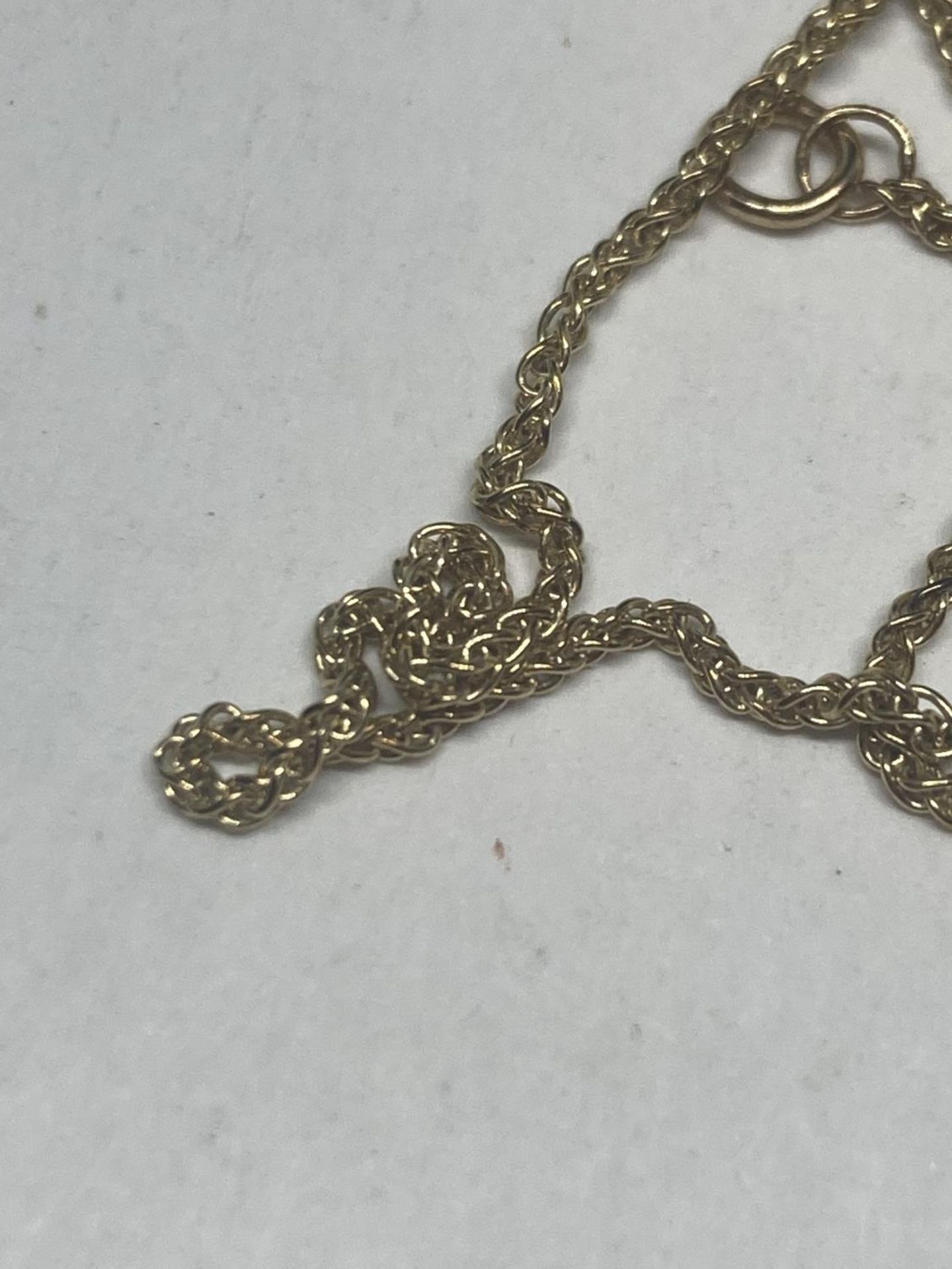 A MARKED 9 CARAT GOLD NECKLACE GROSS WEIGHT 2.5 GRAMS - Image 4 of 6