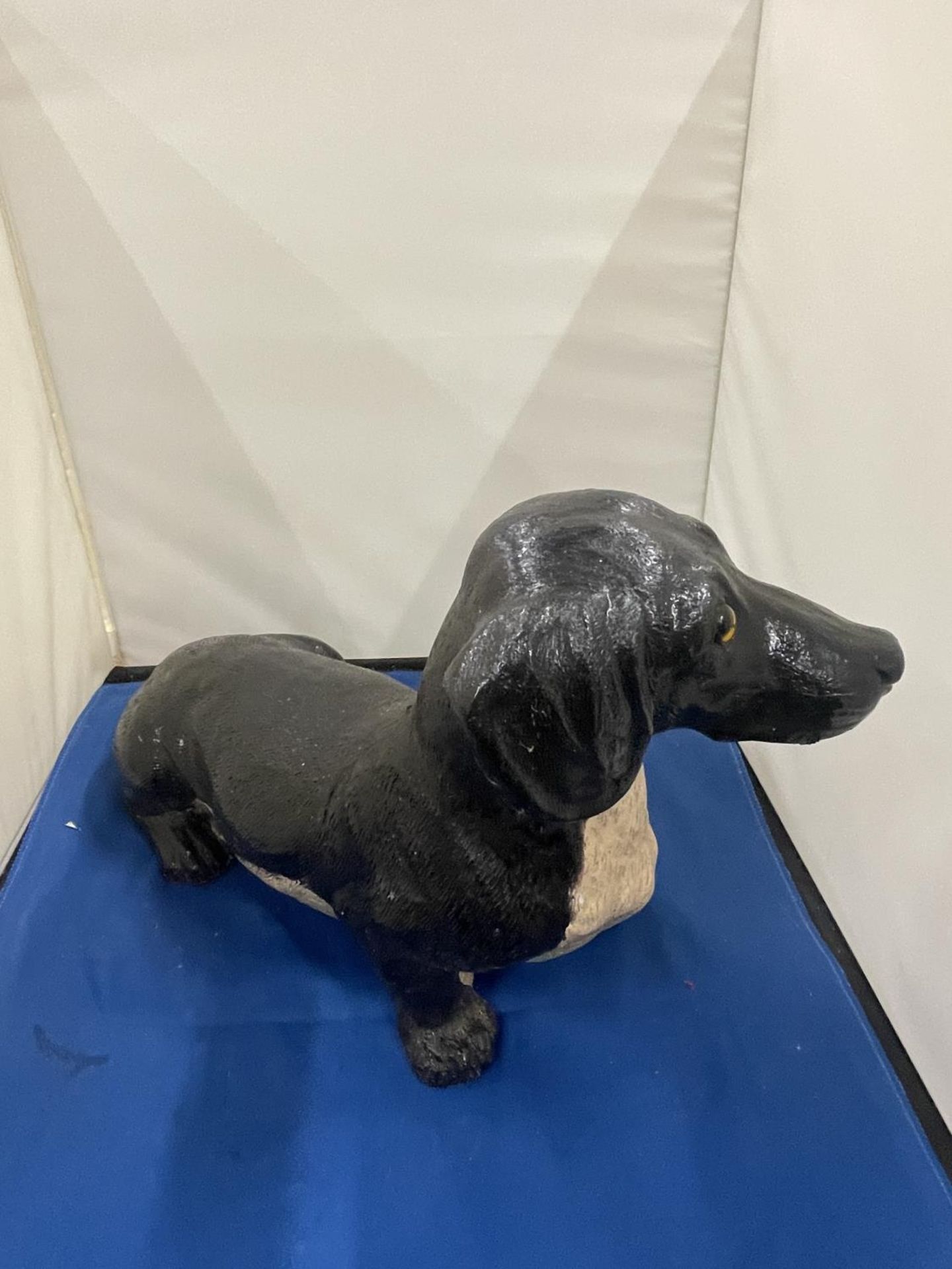 A LARGE FIGURE OF A DACHSHUND APPROXIMATELY 36CM IN LENGTH - Image 5 of 8