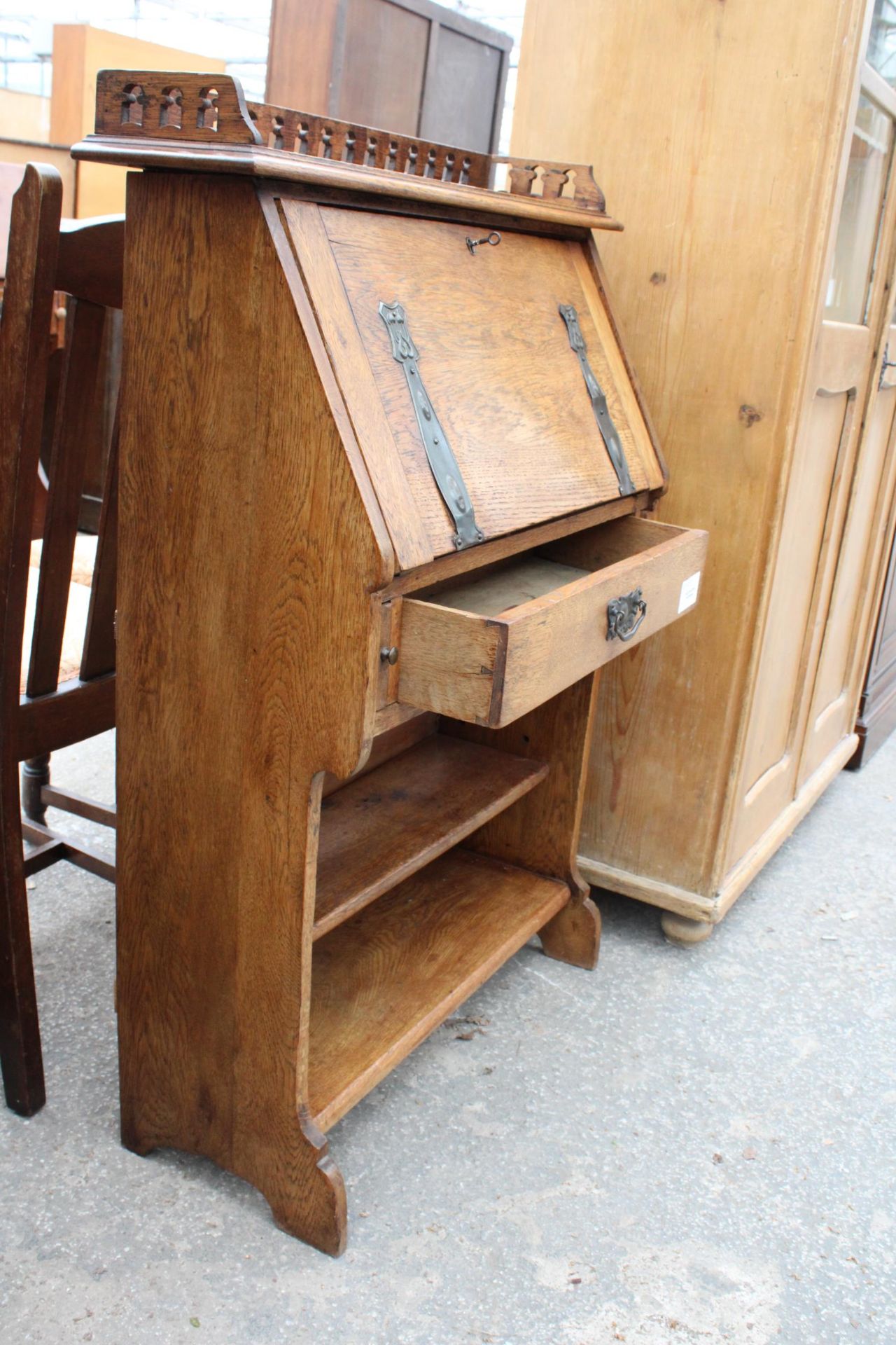 AN OAK ARTS AND CRAFTS BUREAU WITH GALLERY BACK AND OPEN BASE, 30" WIDE - Image 4 of 4