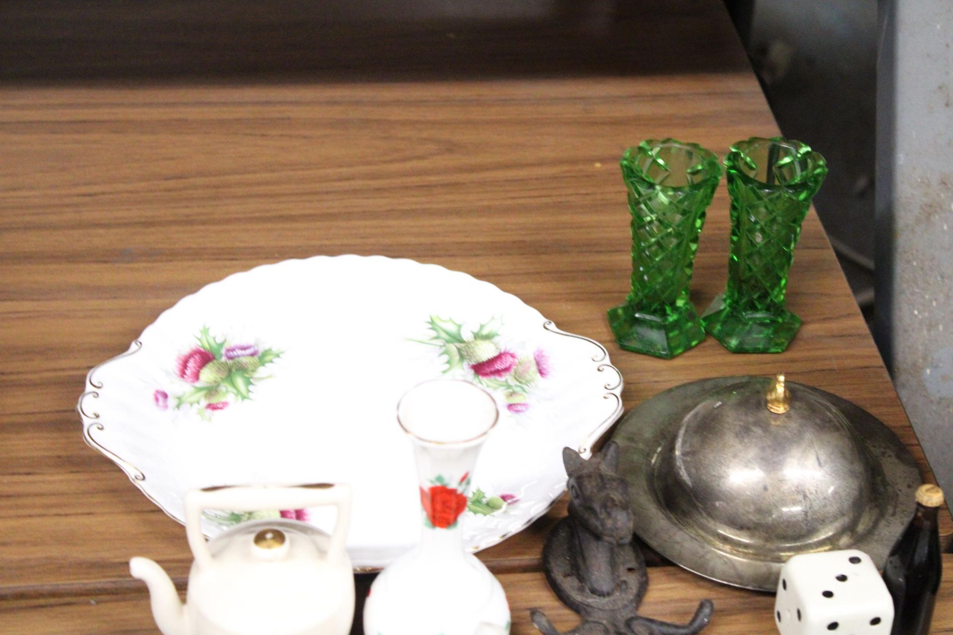 A MIXED LOT OF ITEMS TO INCLUDE VASES, A MATCHBOX MICKEY MOUSE IN HIS CAR, A CAKE PLATE, TORTOISE - Image 2 of 4