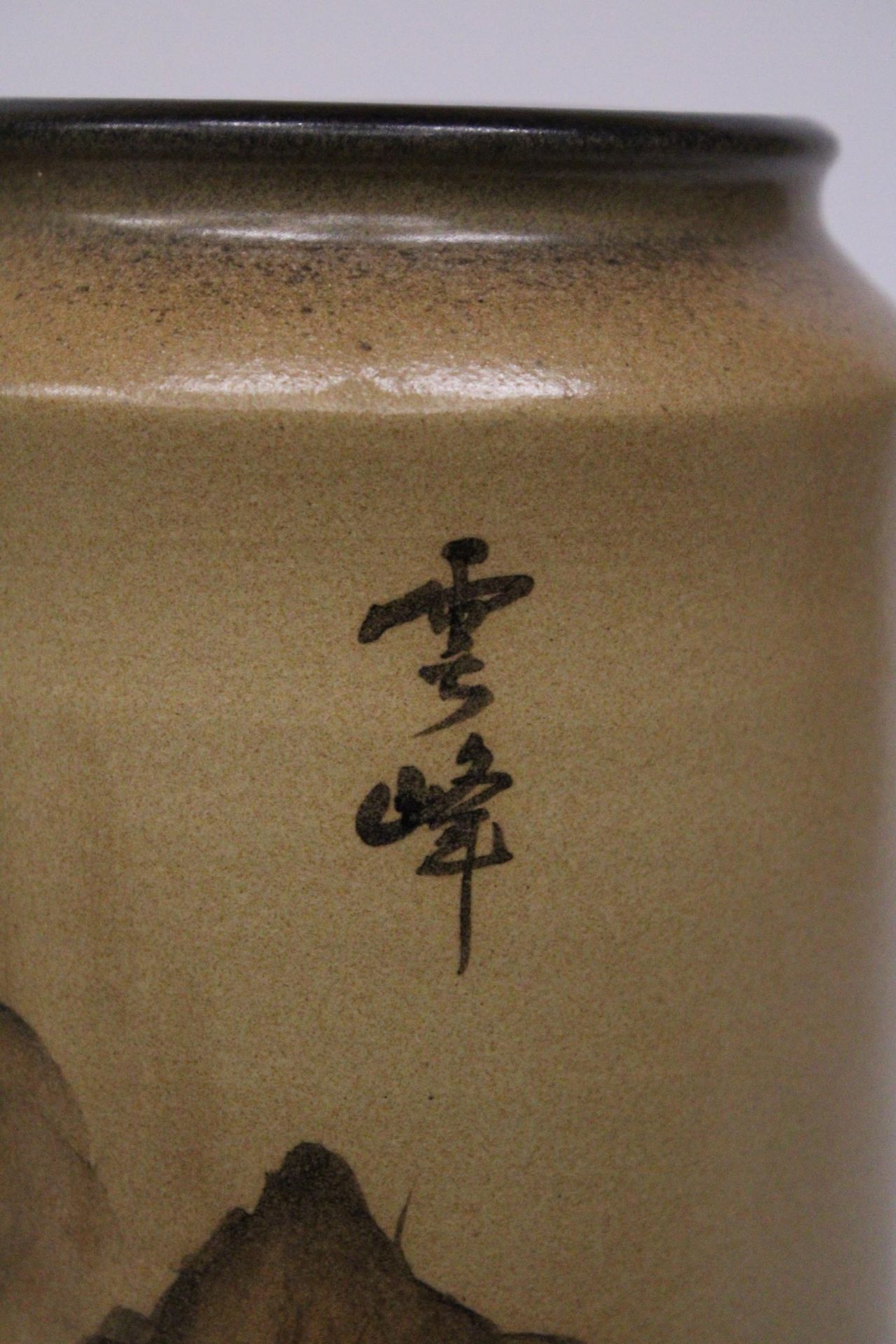 A JAPANESE STONEWARE VASE WITH AN ORIENTAL LANDSCAPE SCENE WITH SIGNATURE - 29 CM - Image 4 of 6