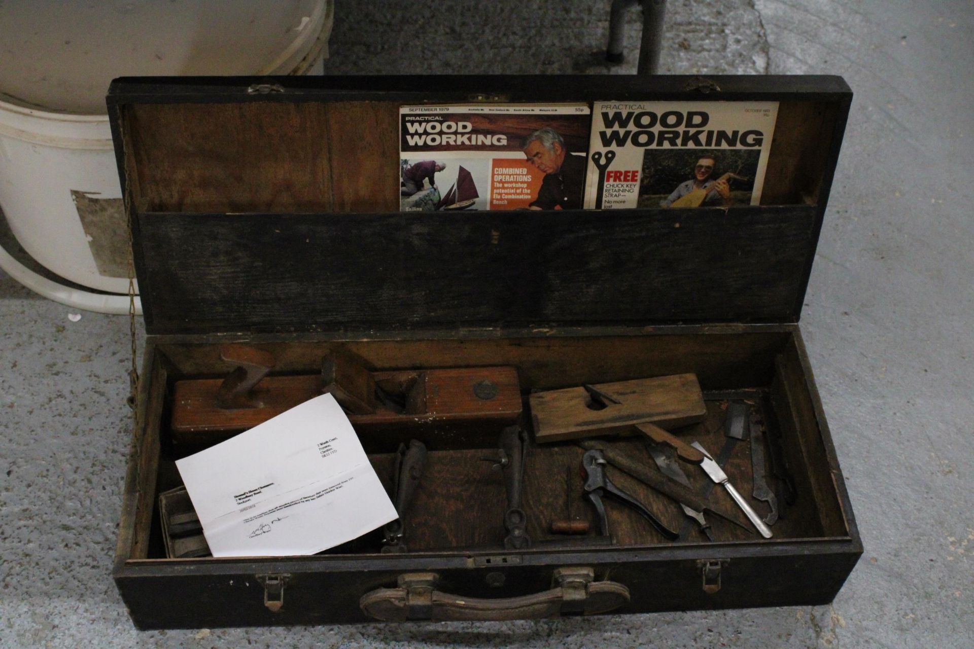 A VINTAGE WOODWORKERS CHEST BEARING INITIAL'S GW WITH TOOLS BELONGING TO RENOWNED CARPENTER GORDON