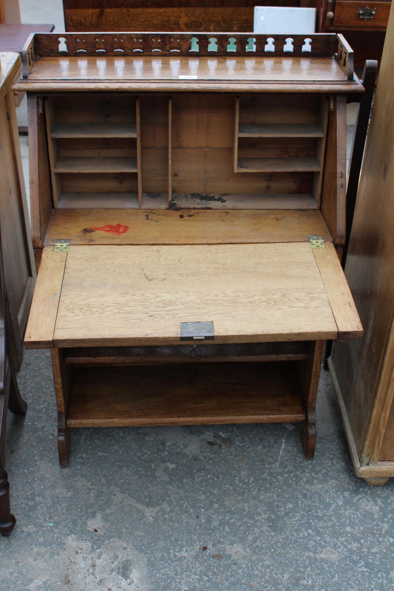 AN OAK ARTS AND CRAFTS BUREAU WITH GALLERY BACK AND OPEN BASE, 30" WIDE - Image 2 of 4