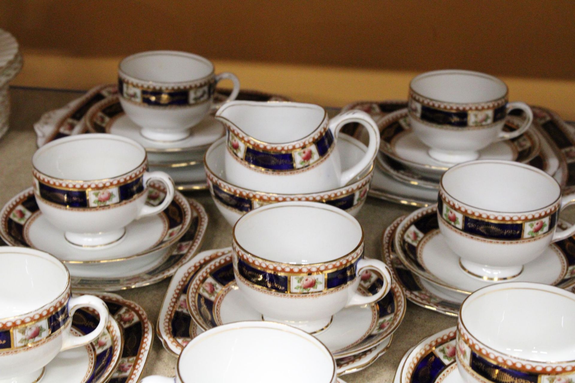 A VINTAGE ROYAL ALBERT CROWN IMARI TRIGO PART TEA SET TO INCLUDE CUPS, SAUCERS, SIDE PLATES, JUG AND - Image 4 of 5