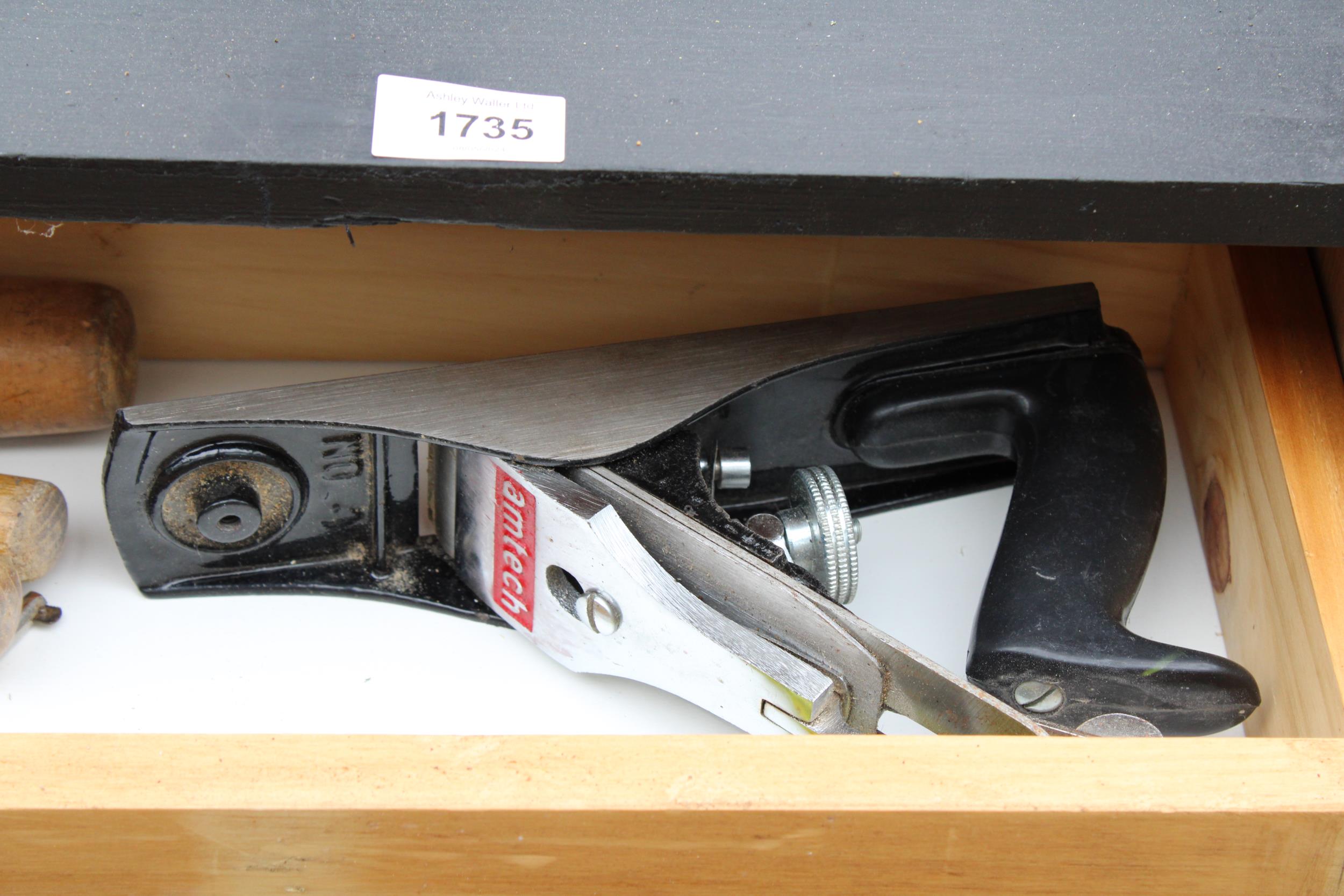 A VINTAGE WOODEN TOOL CHEST WITH AN ASSORTMENT OF TOOLS TO INCLUDE CHISELS AND AN ELECTRIC SANDER - Image 2 of 4