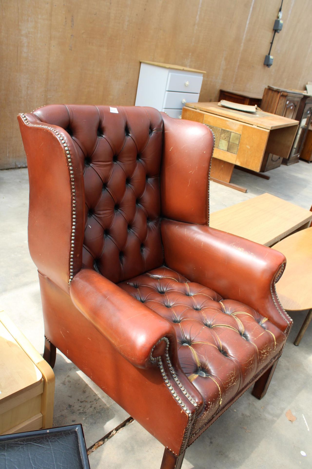 A MODERN BROWN BUTTON-BACK WINGED FIRESIDE CHAIR - Image 2 of 2