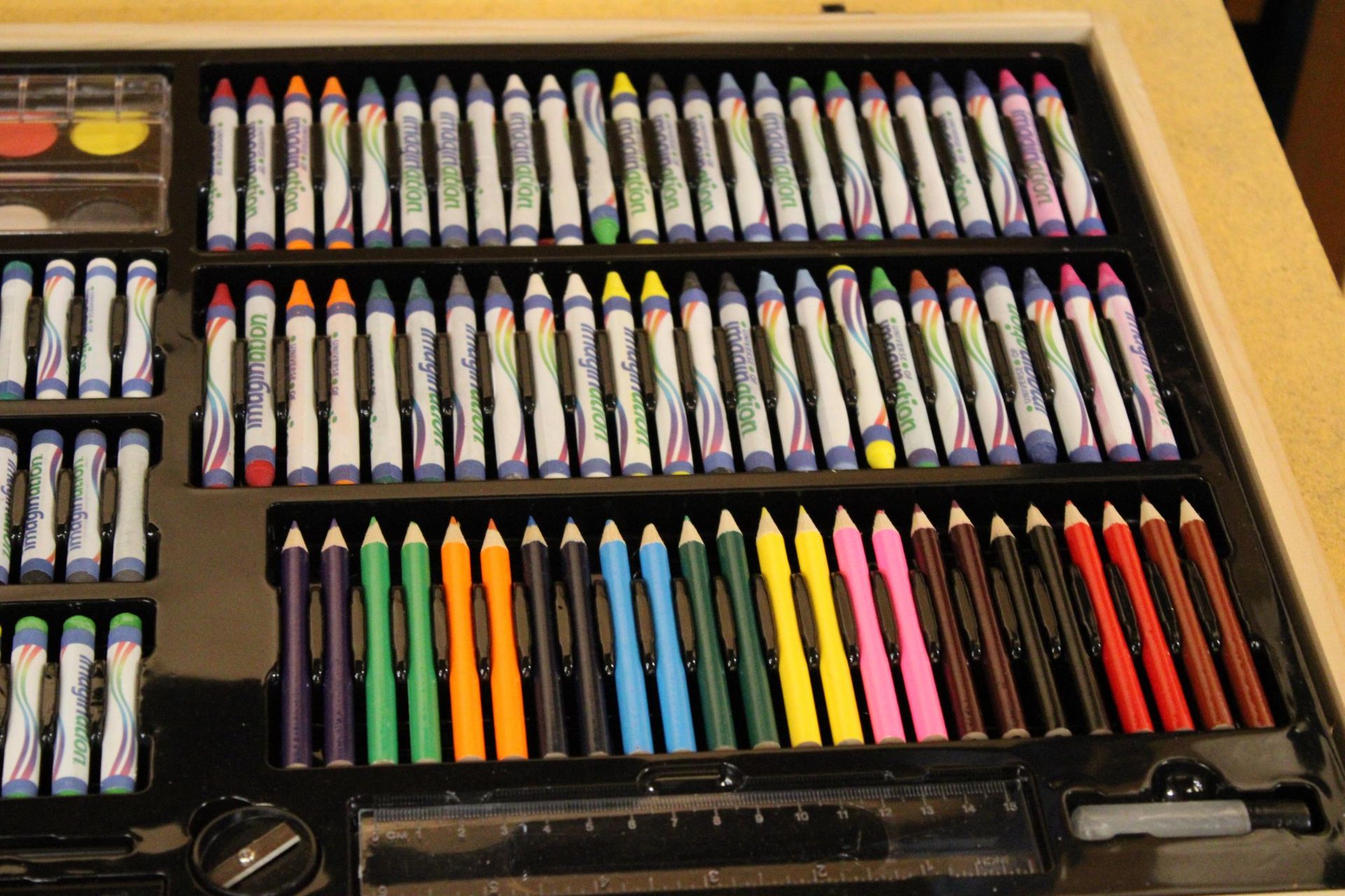 A COMPLETE DOUBLE SIDED ART SET TO INCLUDE PAINTS, CRAYONS, PASTELS FELT-TIPS AND PENCILS - Image 5 of 5