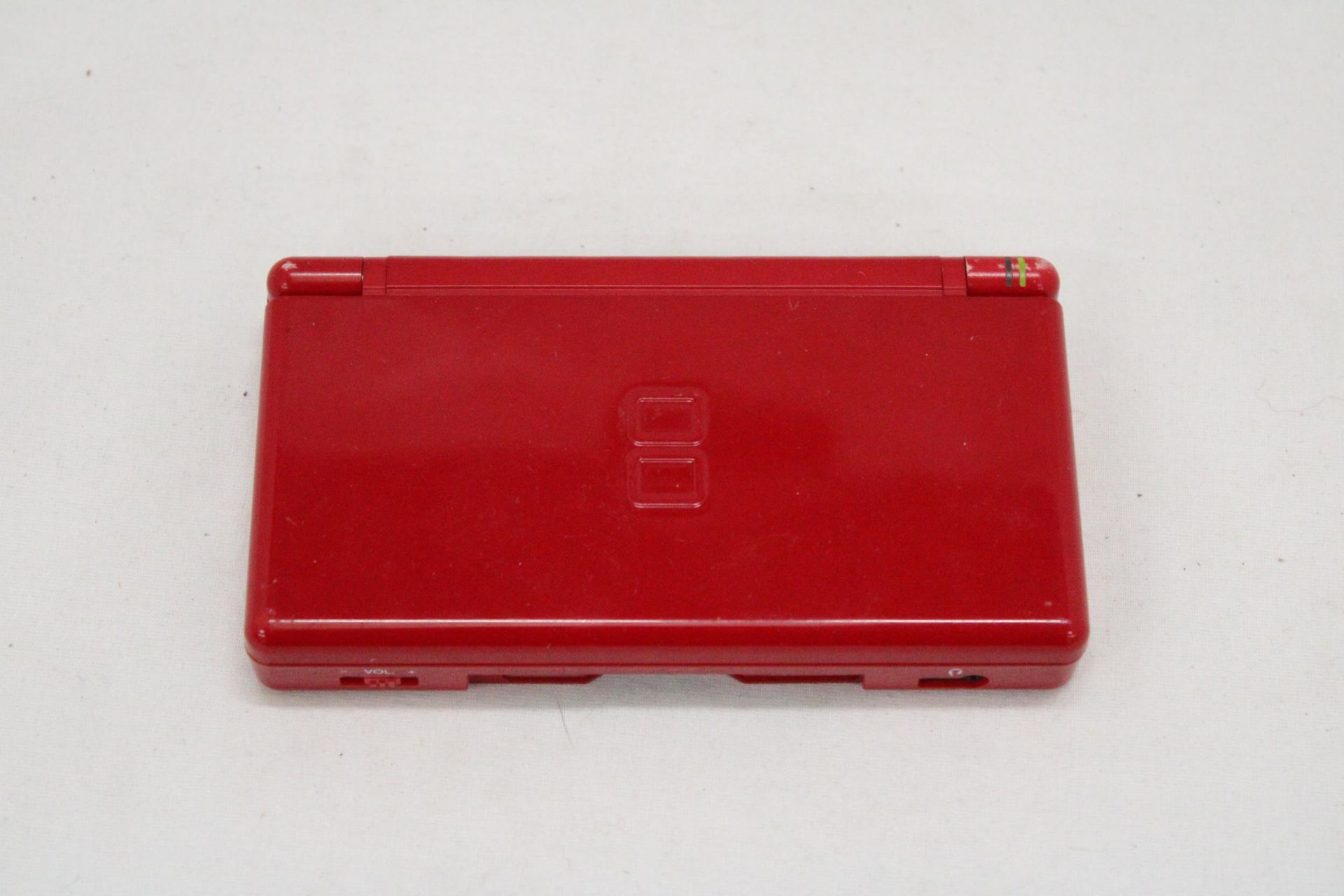 A BOXED RED NINTENO DS LITE WITH CHARGER PLUS SIX NINTENDO DS GAMES TO INCLUDE POKEMON, TEENAGE - Image 3 of 5