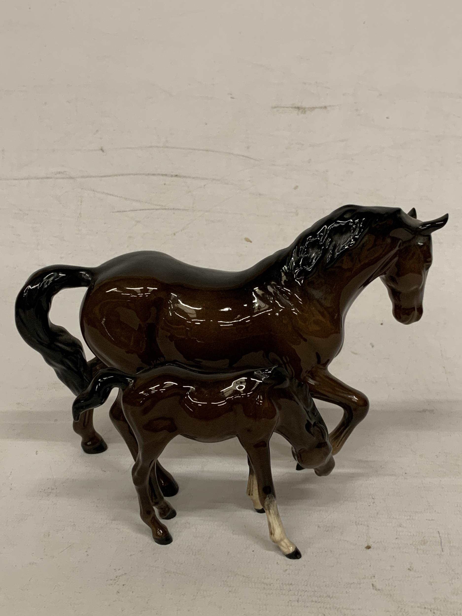 A ROYAL DOULTON CHESTNUT HORSE FIGURE WITH FOAL - Image 3 of 5